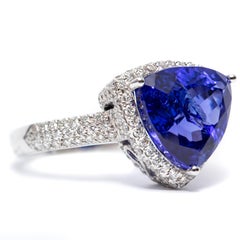 Certified 5.76 Carat Triangle Tanzanite 1.00 CT Round Diamond 18 Karat Gold Ring