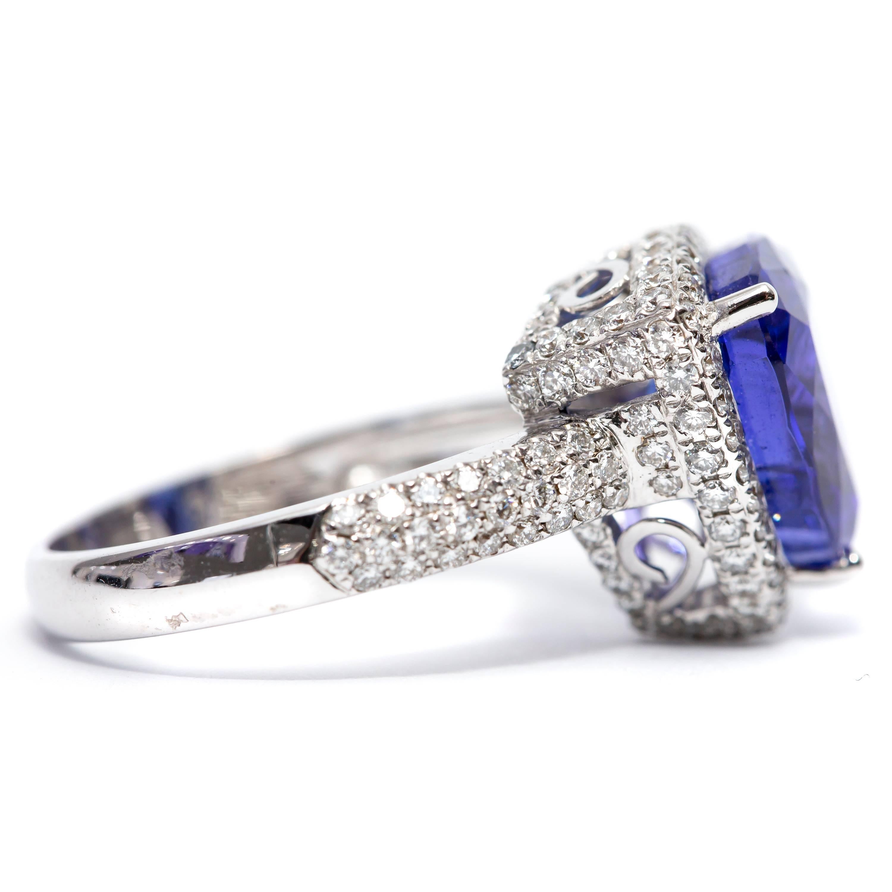 Certified 5.76 Carat Triangle Tanzanite 1.00 CT Round Diamond 18 Karat Gold Ring In New Condition For Sale In London, GB