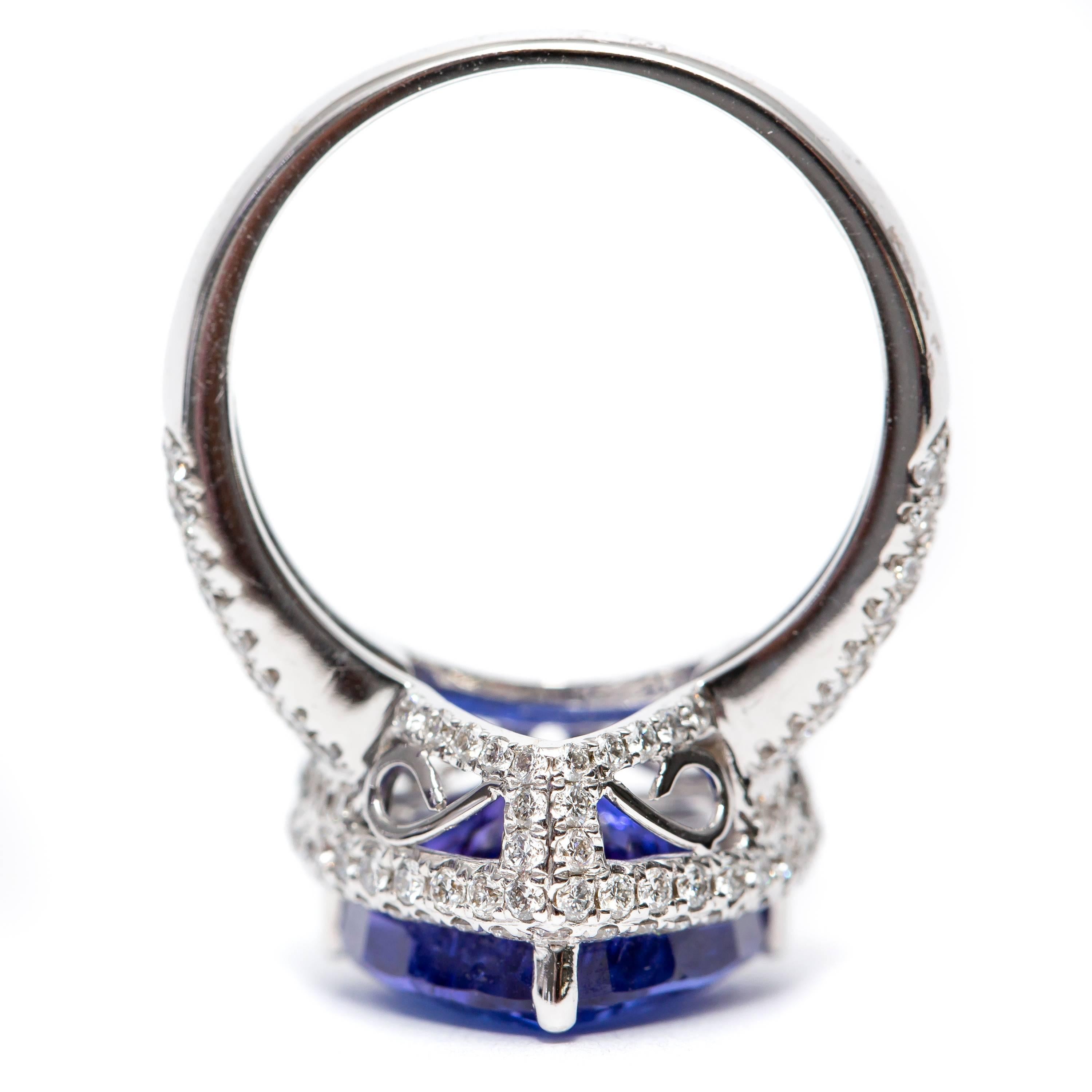 Women's Certified 5.76 Carat Triangle Tanzanite 1.00 CT Round Diamond 18 Karat Gold Ring For Sale