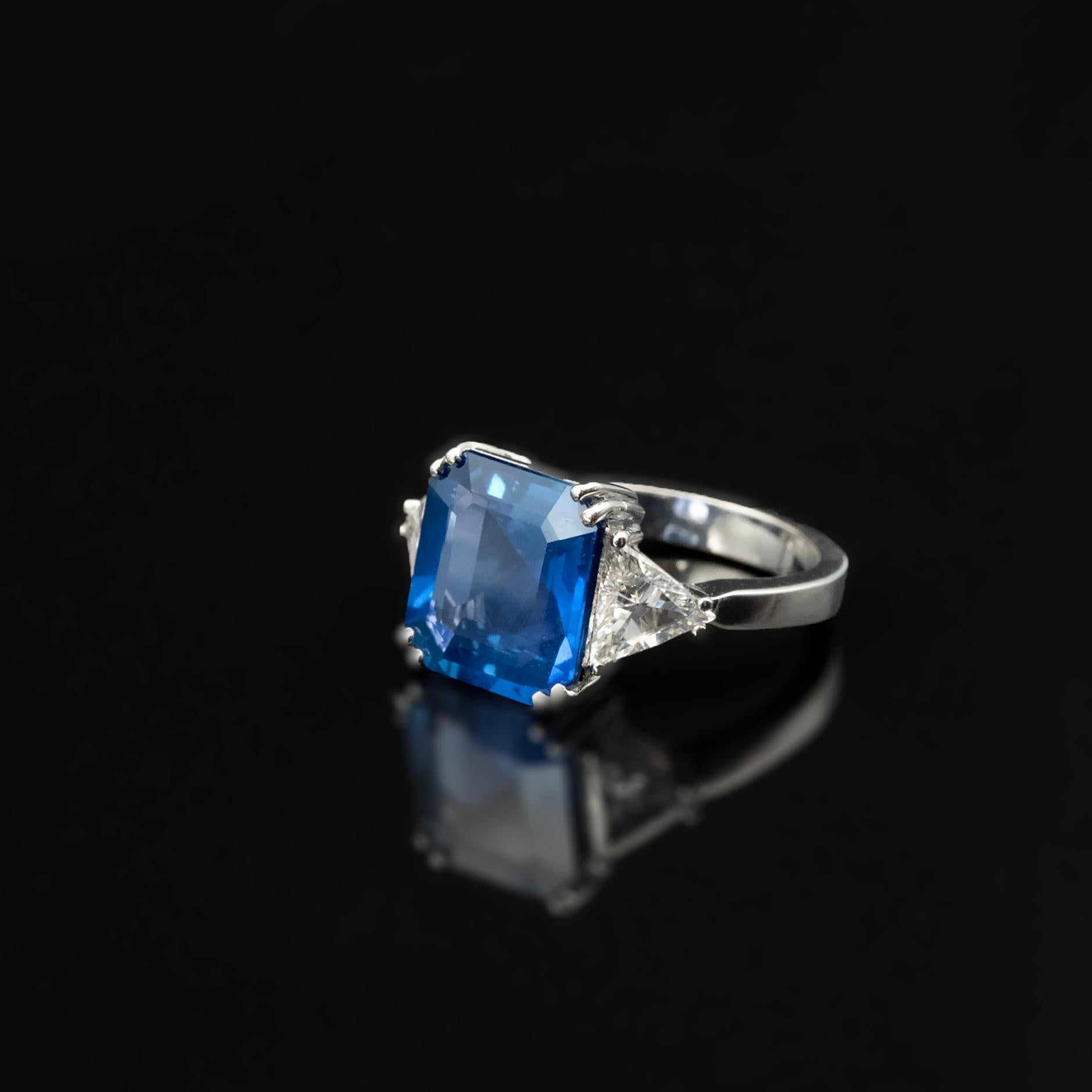 Contemporary Certified 5.77 carat octagonal Unheated Natural Sapphire Ring For Sale