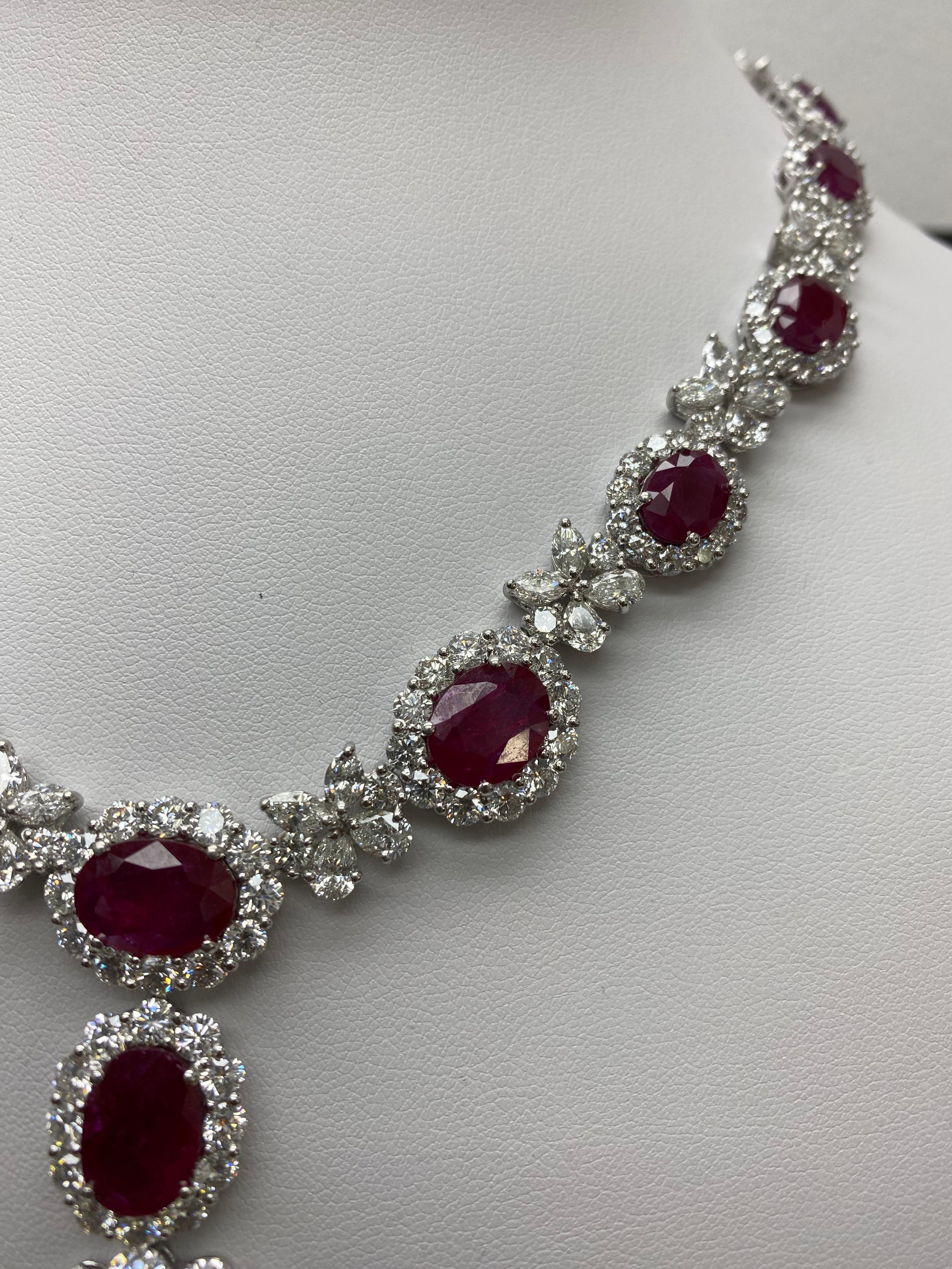 Zertifizierte 58,54 Karat Ovalschliff Rubin und Diamant Halskette in Platin Damen im Angebot