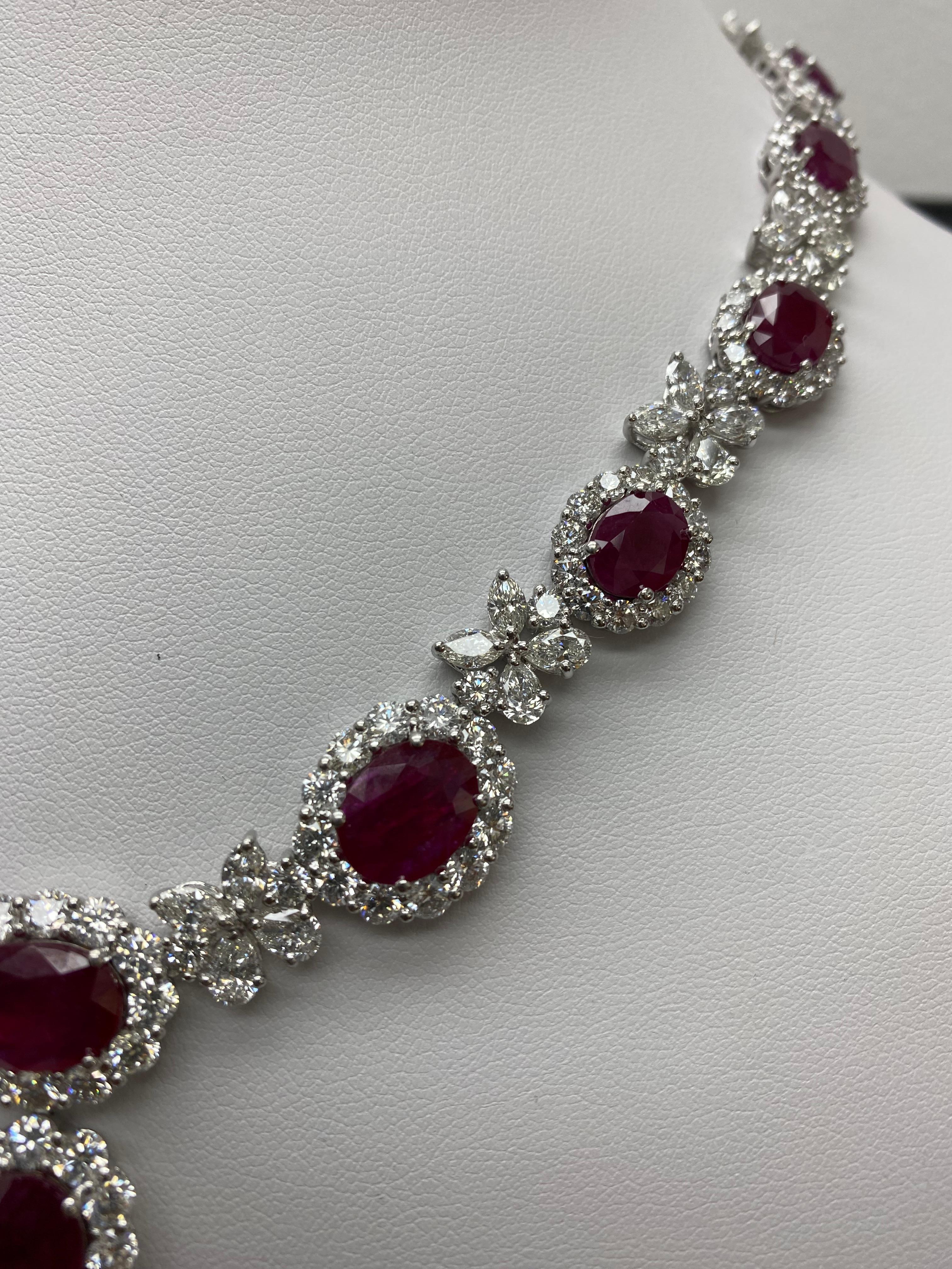 Zertifizierte 58,54 Karat Ovalschliff Rubin und Diamant Halskette in Platin im Angebot 1