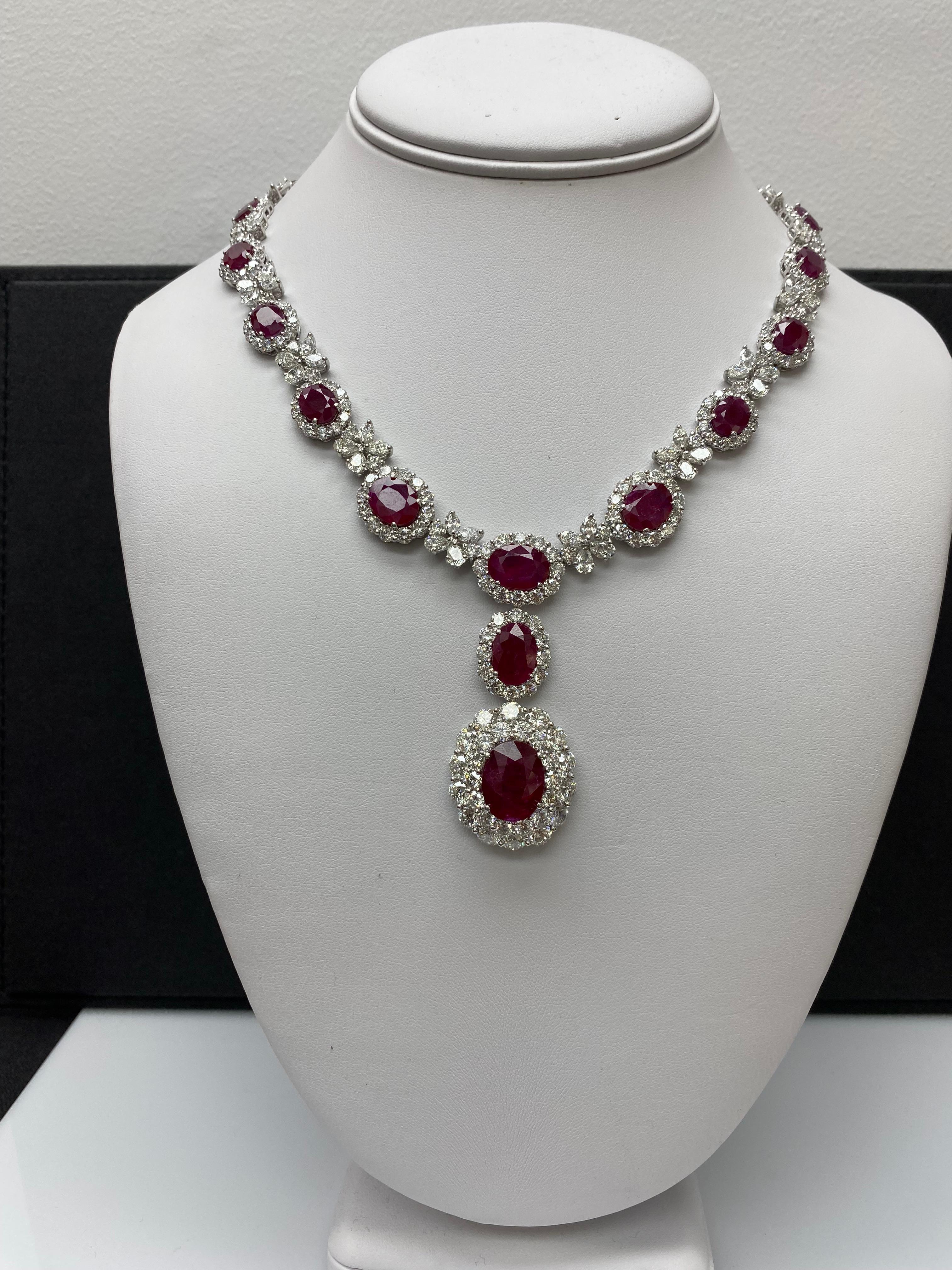 Zertifizierte 58,54 Karat Ovalschliff Rubin und Diamant Halskette in Platin im Angebot 3