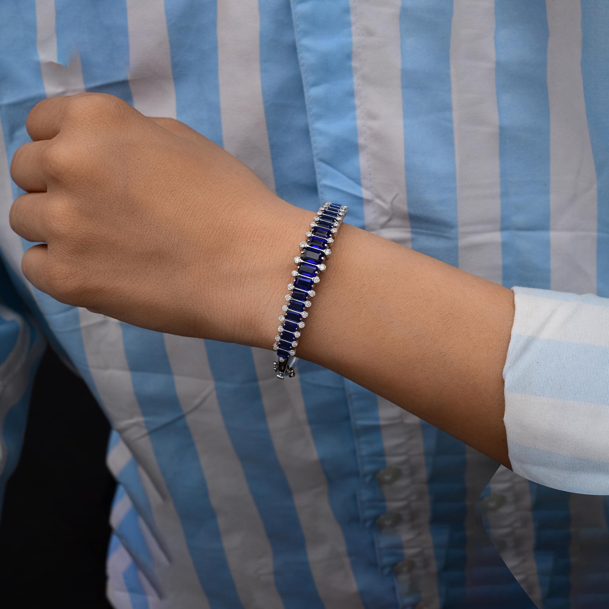 Fundida en oro de 14 quilates, esta exquisita pulsera brazalete está hecha a mano con 0,86 quilates de diamante y 5,89 quilates de zafiro azul

SIGUE LA TIENDA DE SPECTRUM JEWELS para ver la última colección y piezas exclusivas. Spectrum Jewels se