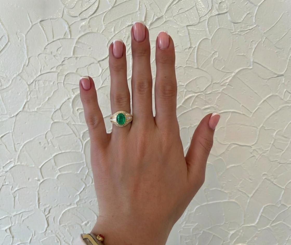 Rétro Bague en or jaune 18k avec émeraude colombienne certifiée de 5,90 carats et diamant en vente