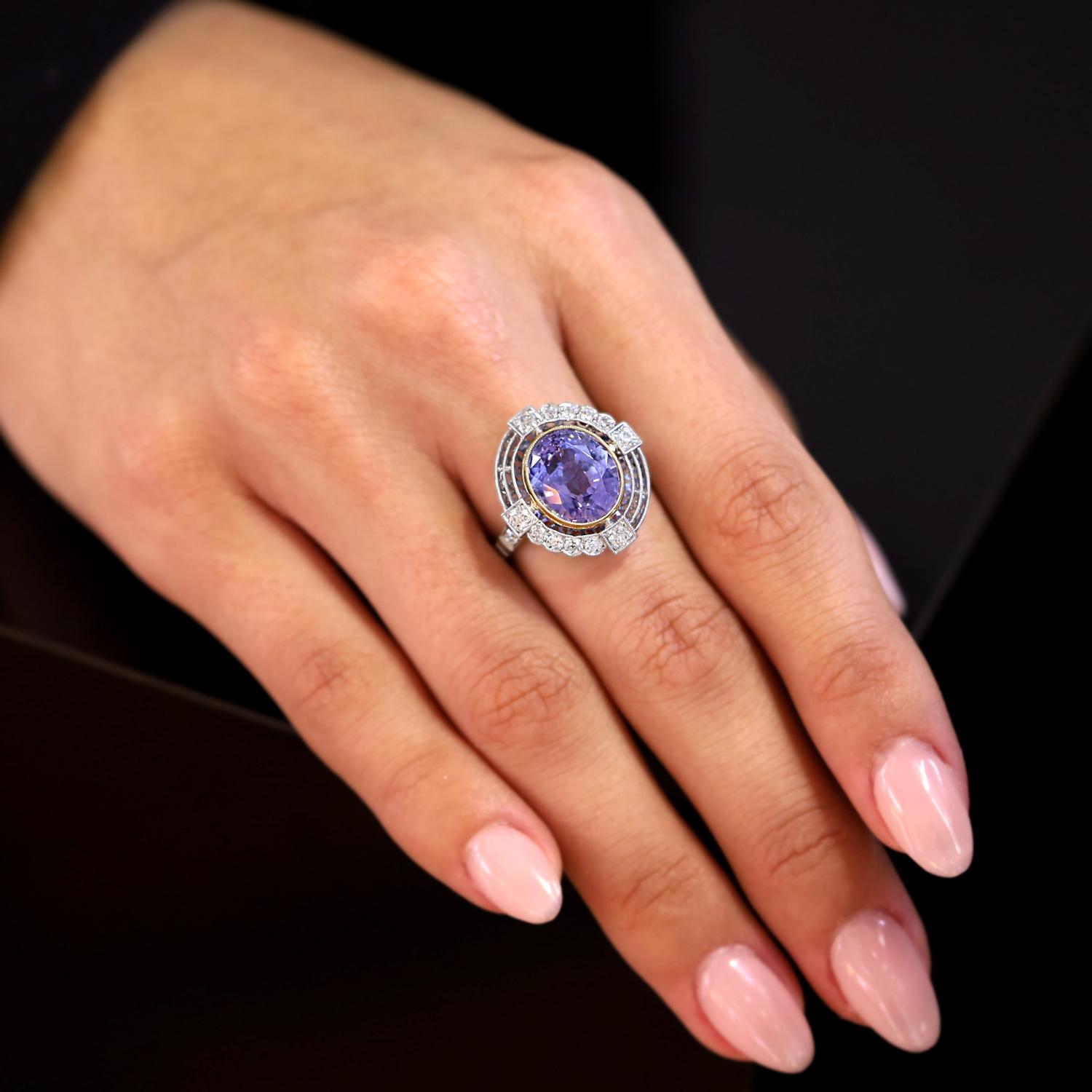 Ein eleganter und königlicher Verlobungs-/Cocktailring mit lila Saphir. Der AGL-zertifizierte Edelstein von 5,95 Karat aus Ceylon (Sri Lanka) hat die seltene Besonderheit eines Farbwechsels von einem lebhaften Violett zu einem subtilen bläulichen