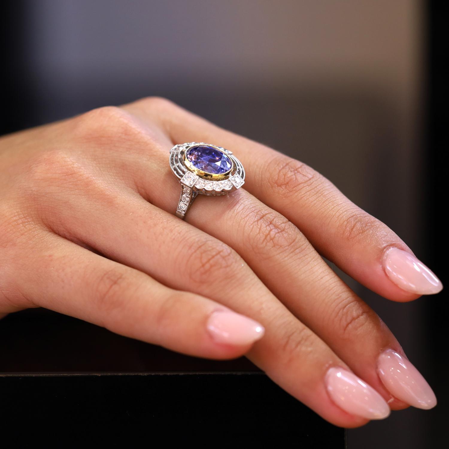 Zertifizierter 5,95 Karat Farbwechsel Lila Saphir Ring (Ovalschliff) im Angebot