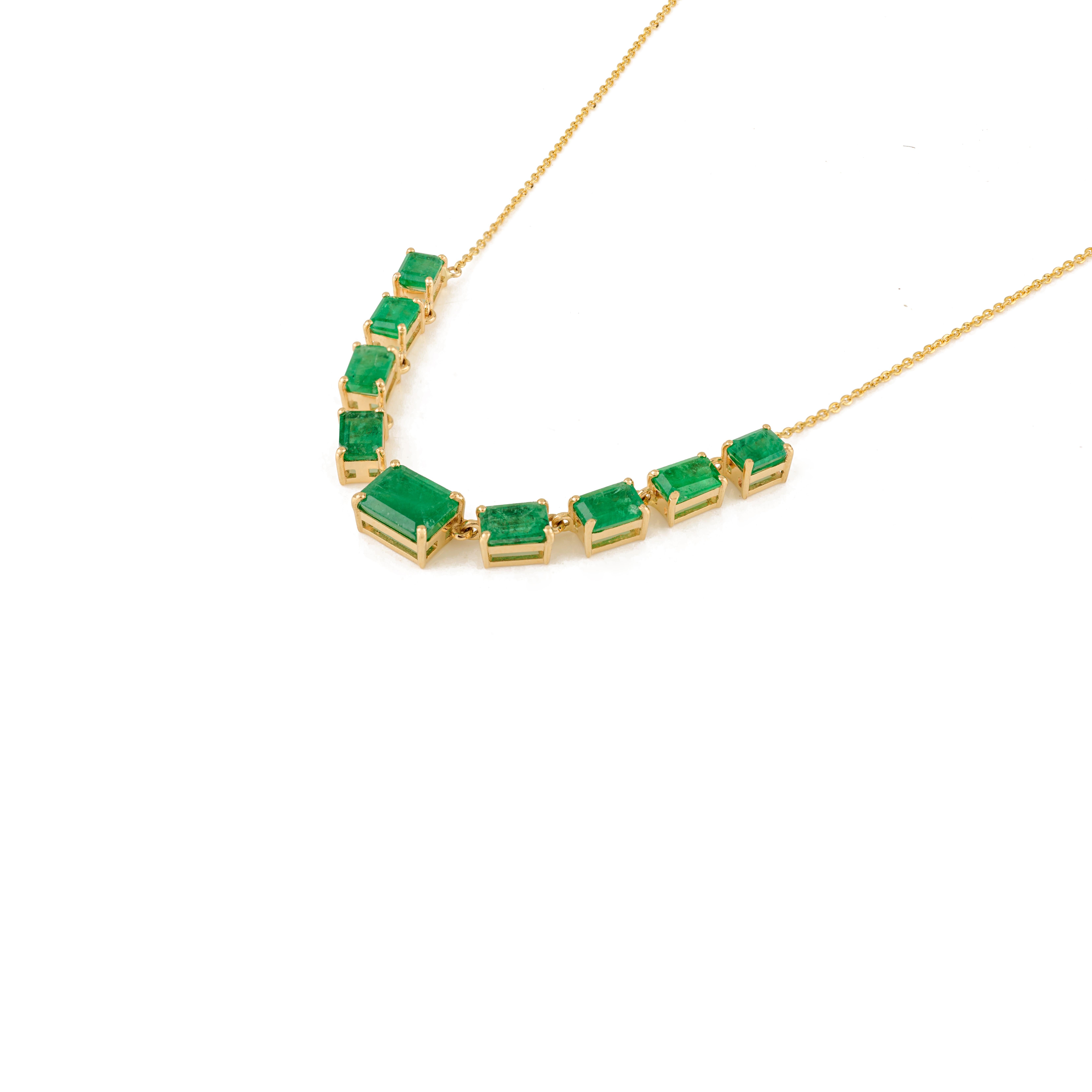 Este collar exhibe esmeraldas verdes naturales talla esmeralda de un total de 5,96 quilates, cada una de ellas asegurada en un elegante diseño de barra con engaste de garras. Fabricadas en oro amarillo de 18 quilates, las gemas están espaciadas