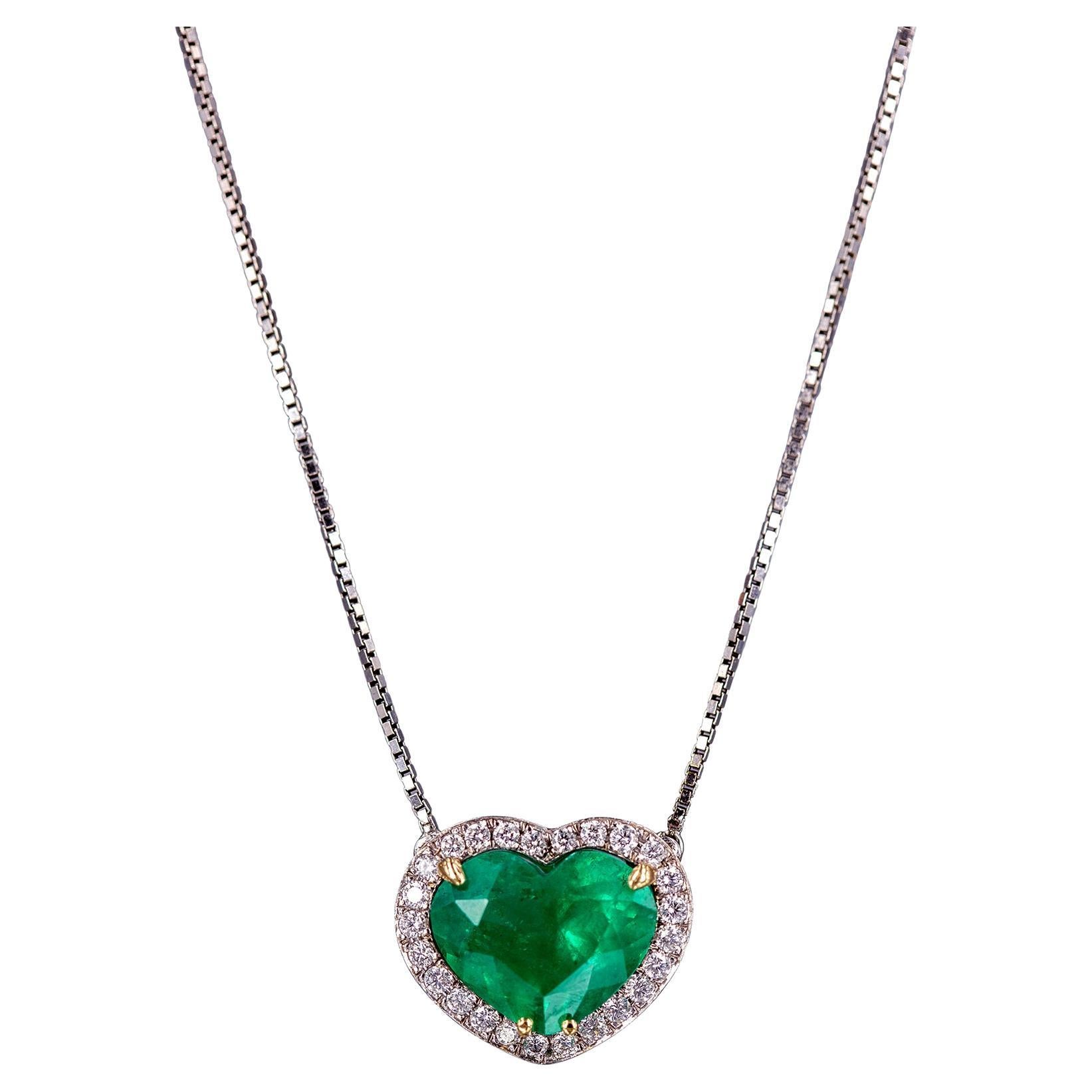 Certified 5.98 Carat Colombian Muzo Emerald and Diamonds Heart 18k Gold Necklace For Sale