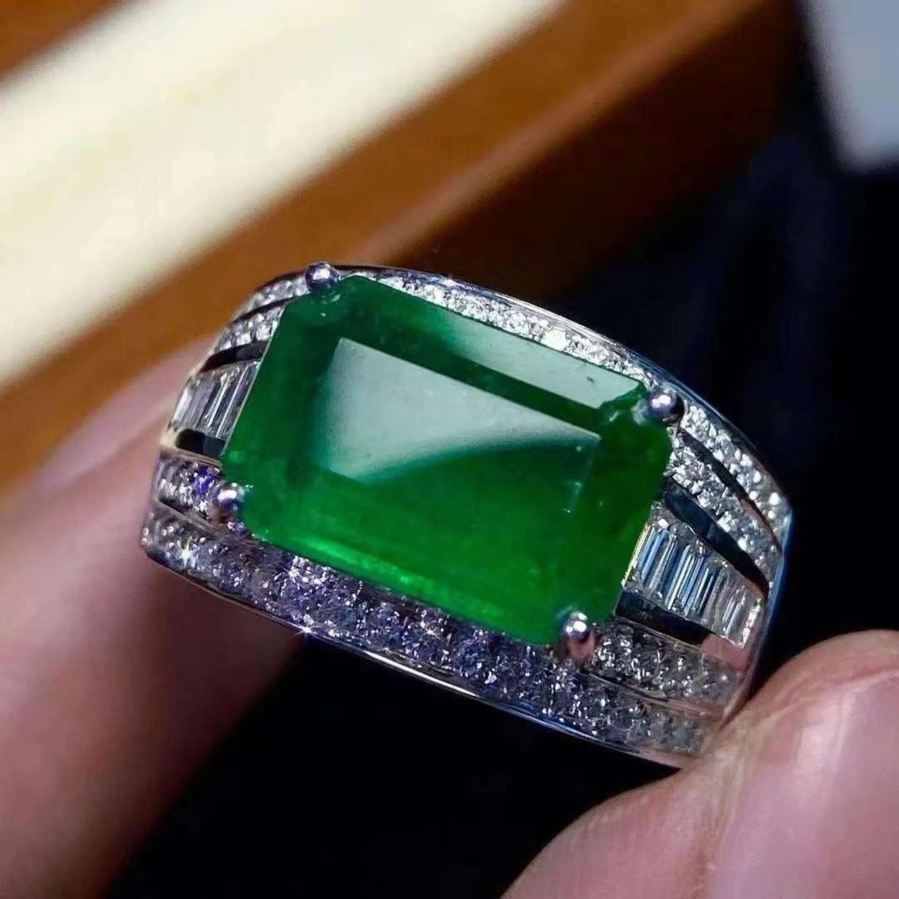 Verlobungsring aus 18 Karat Gold mit zertifiziertem 6 Karat Smaragd und Diamant in voller Eternity

Ein atemberaubender Ring mit IGI/GIA-zertifiziertem 6,21 Karat natürlichem Smaragd und 1,52 Karat Diamant-Akzenten, gefasst in 18 Karat massivem