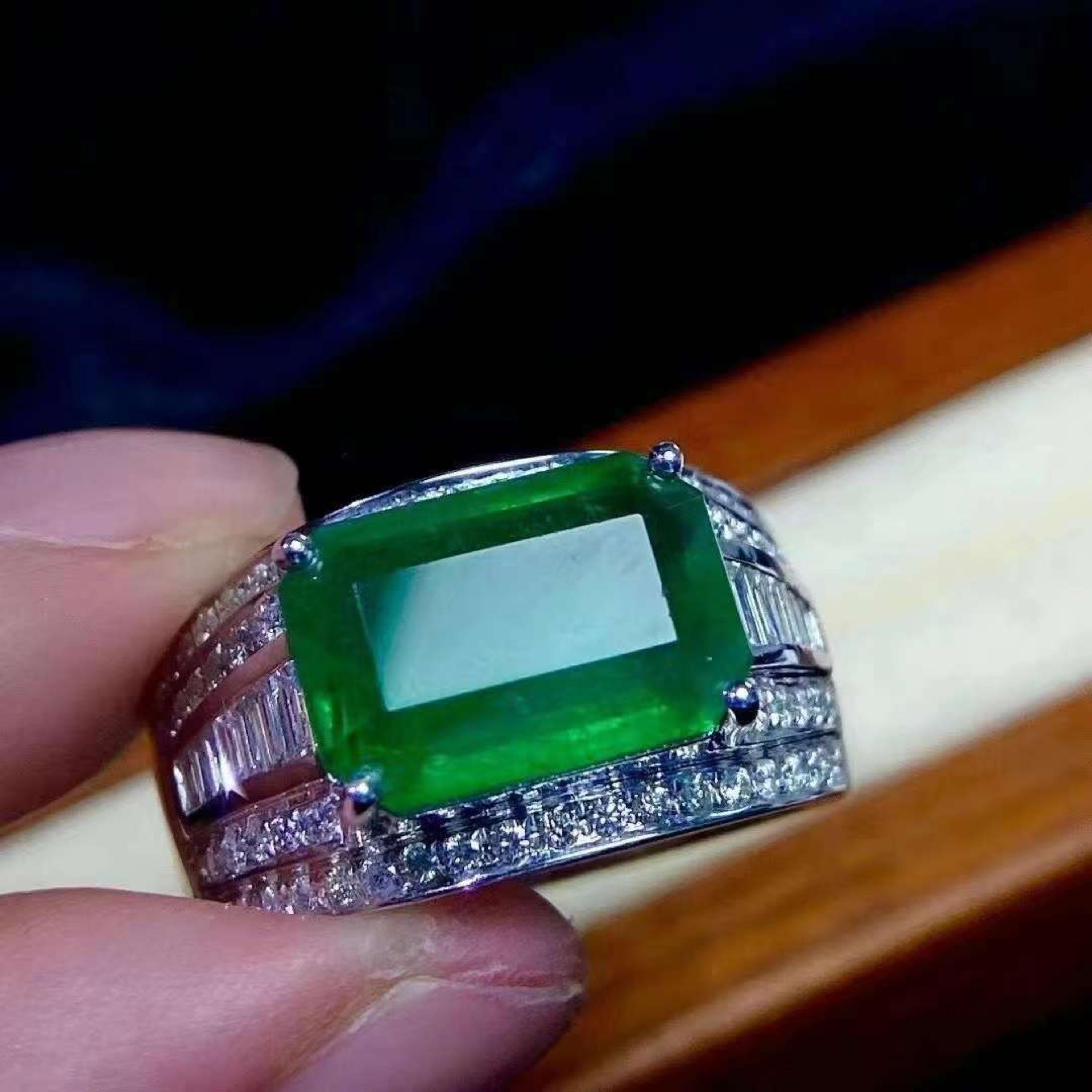 Verlobungsring aus 18 Karat Gold mit zertifiziertem 6 Karat Smaragd und Diamant in voller Eternity (Smaragdschliff) im Angebot
