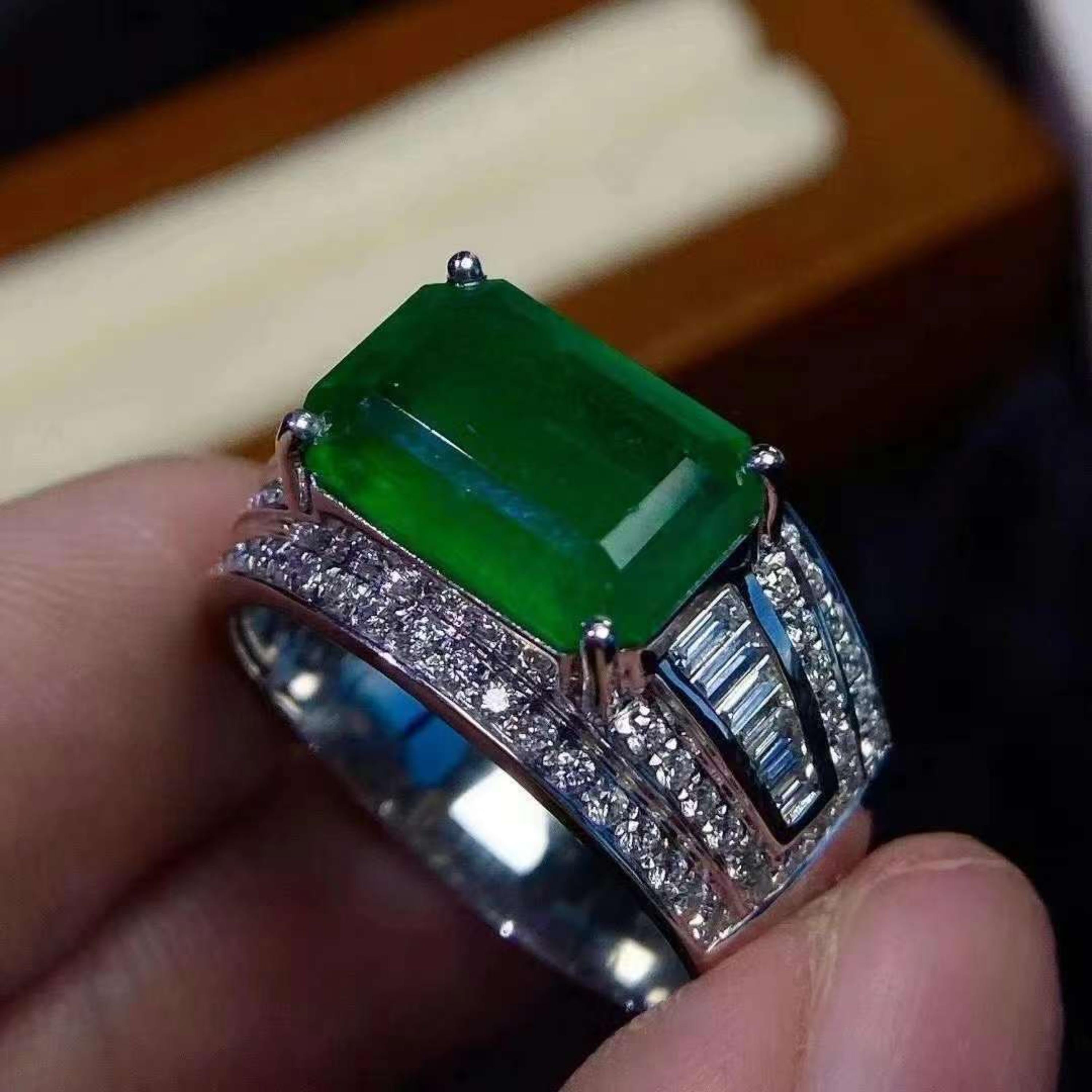Verlobungsring aus 18 Karat Gold mit zertifiziertem 6 Karat Smaragd und Diamant in voller Eternity im Zustand „Neu“ im Angebot in Orlando, Florida