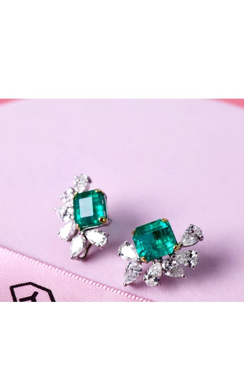 Certified 6.00 Carat Zambian Emeralds 3.70 Carat Diamonds 18K Gold Earrings In New Condition For Sale In Massafra, IT