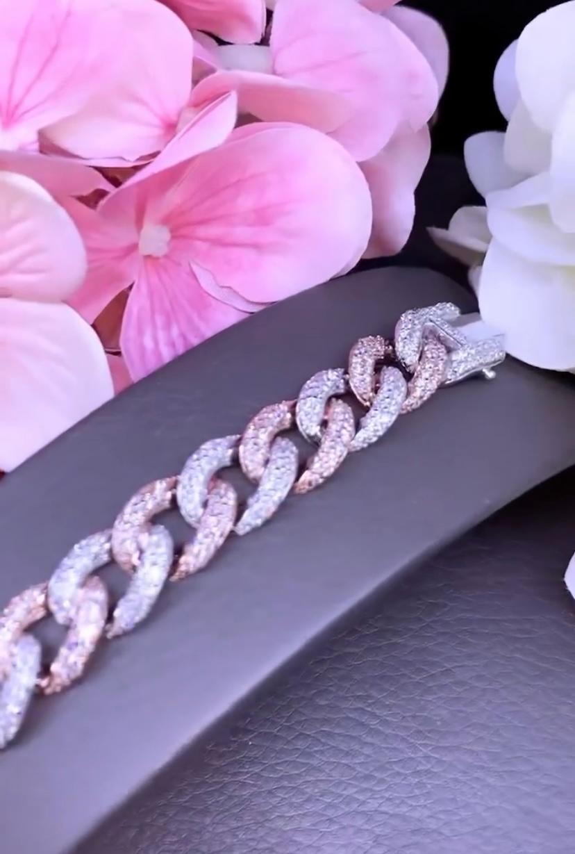 Un bracelet exclusif en forme de groumette, très chic, très sophistiqué, très glamour.
Bracelet en or bicolore 18 carats, orné de diamants naturels de taille ronde et de taille brillant de 6,00 carats, de couleur F et de pureté VS, très