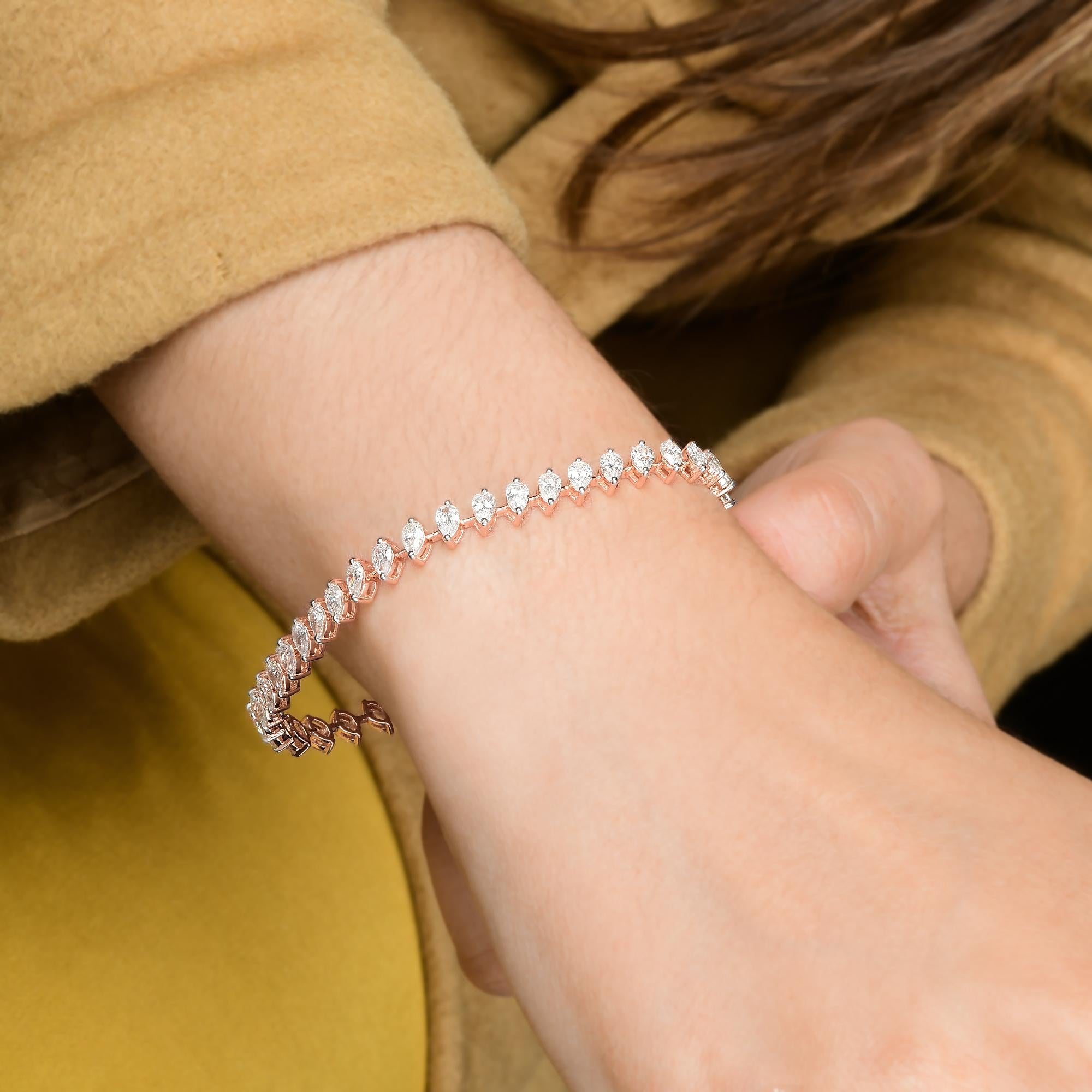 Fabriqué en or 18 carats, ce bracelet exquis est serti de 6,1 carats de diamants étincelants. Le diamant, pierre de naissance du mois d'avril, est censé renforcer la confiance en soi et la créativité. Un merveilleux cadeau pour maman, grand-mère,