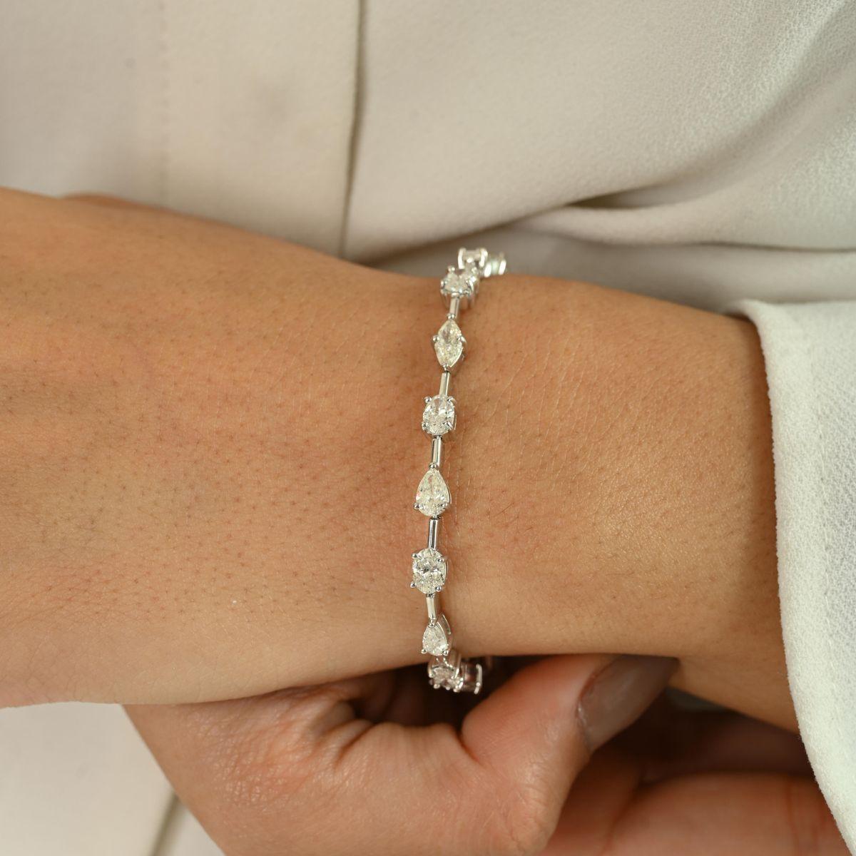 Esta pulsera de tenis con diamantes certificados de 6,13 quilates, regalo para mamá en oro blanco de 18 quilates, exhibe brillantes diamantes naturales, con un peso de 6,13 quilates. 
El diamante, piedra de nacimiento de abril, trae amor, fama,