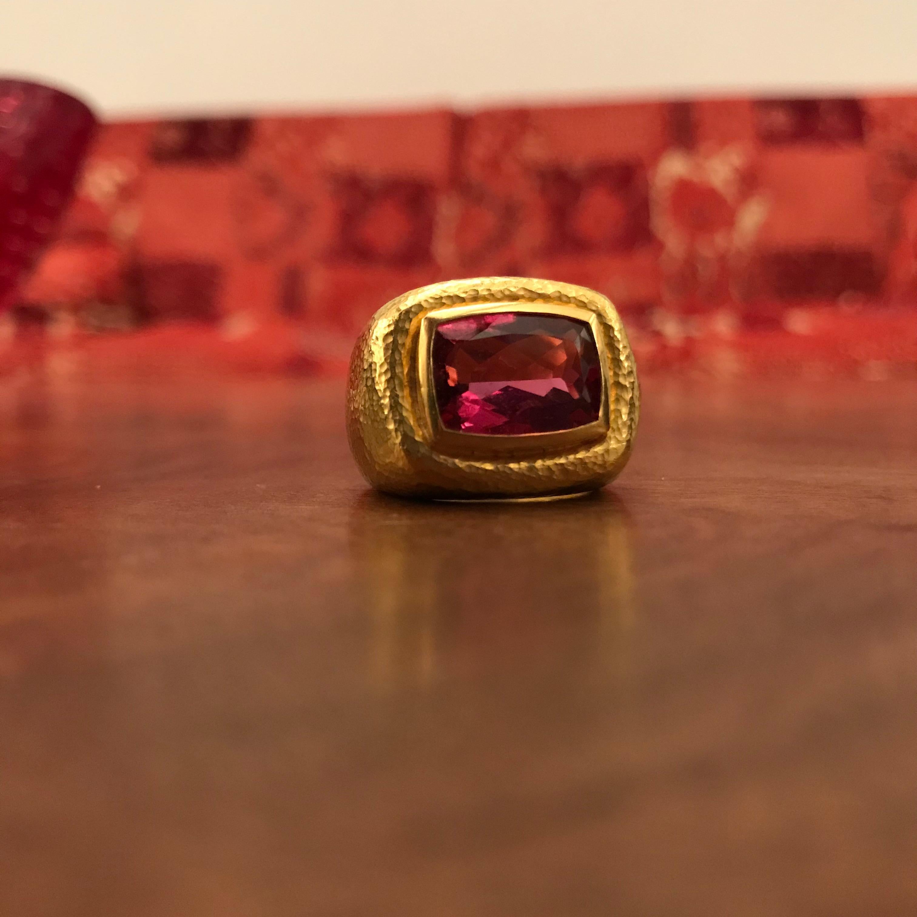 Sehr schöner Ring aus gehämmertem 22-karätigem Gelbgold, besetzt mit einem 6,2-karätigen Rubelit. Die Größe ist 8.
Entworfen von Colleen B. Rosenblat