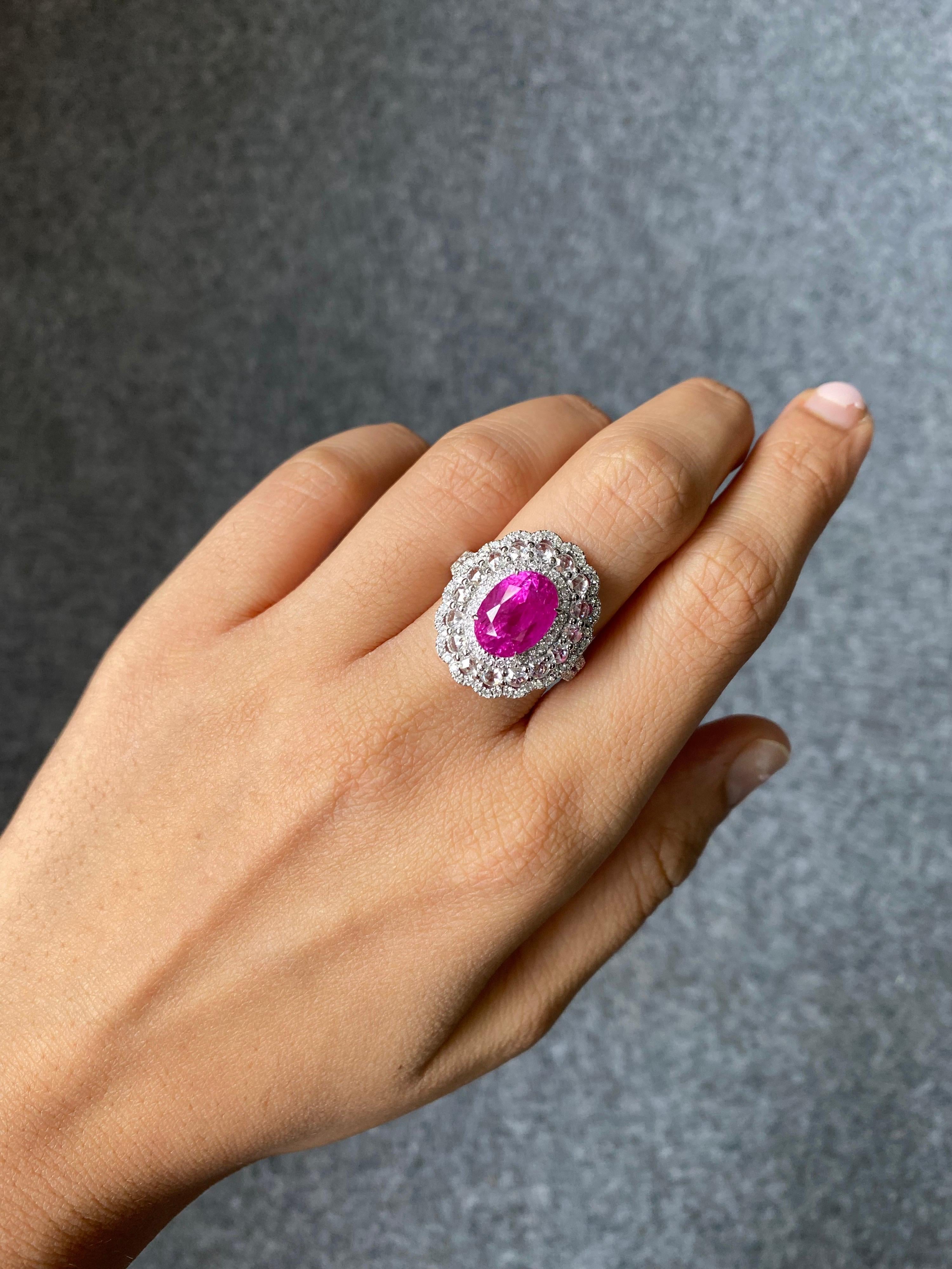 Bague cocktail en rubis et diamants de forme ovale certifiés 6,24 carats Neuf - En vente à Bangkok, Thailand