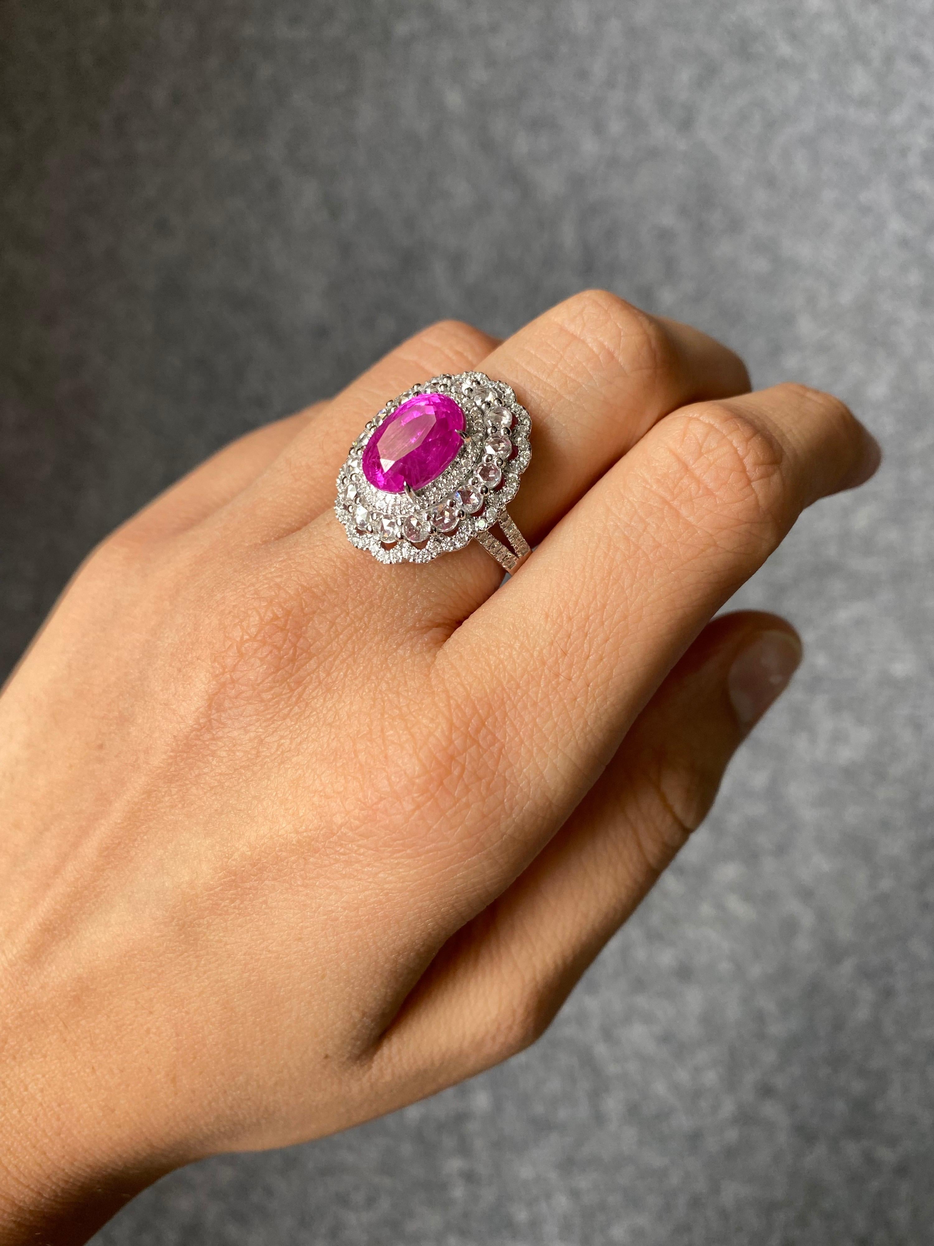 Bague cocktail en rubis et diamants de forme ovale certifiés 6,24 carats Pour femmes en vente