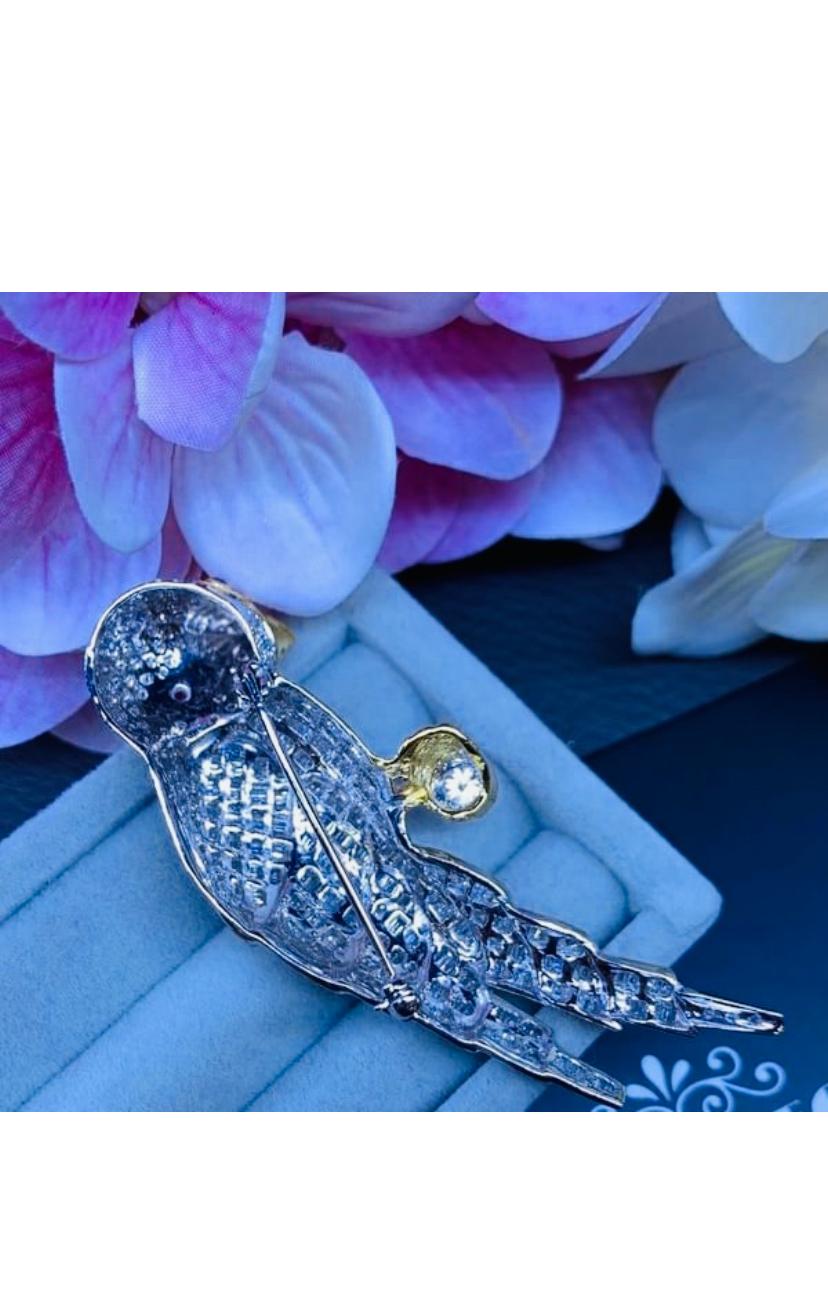 Eine exklusive Papageien-Brosche, so besonderes Design, sehr liebenswert und einzigartiges Stück von  Italienischer Schmuckdesigner.
Brosche in 18K Gold mit über 383 Stück natürlichen Diamanten in Baguettes und rundem Brillantschliff von 6,25 Karat,