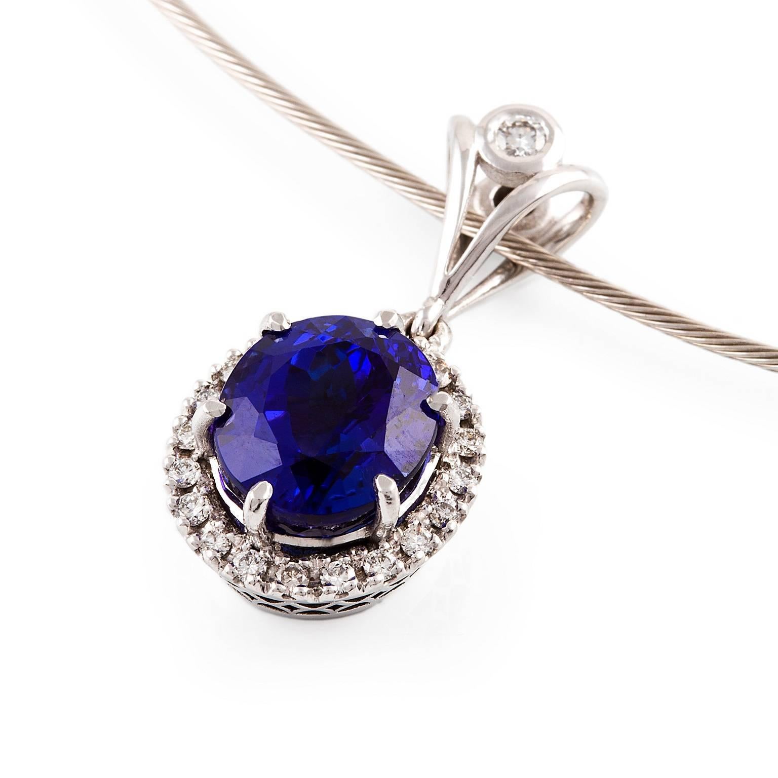Certified 6.30 Carat Oval Tanzanite and Diamond Necklace in 18 Carat White Gold For Sale 1