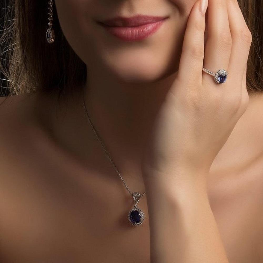Tanzanite Halo Neckpiece

This absolutely stunning necklace features a finest blue tanzanite surrounded by a halo of diamonds. The fancy split bail has a chenier set diamond and is threaded upon the cable chain. Tanzanite is the birthstone of
