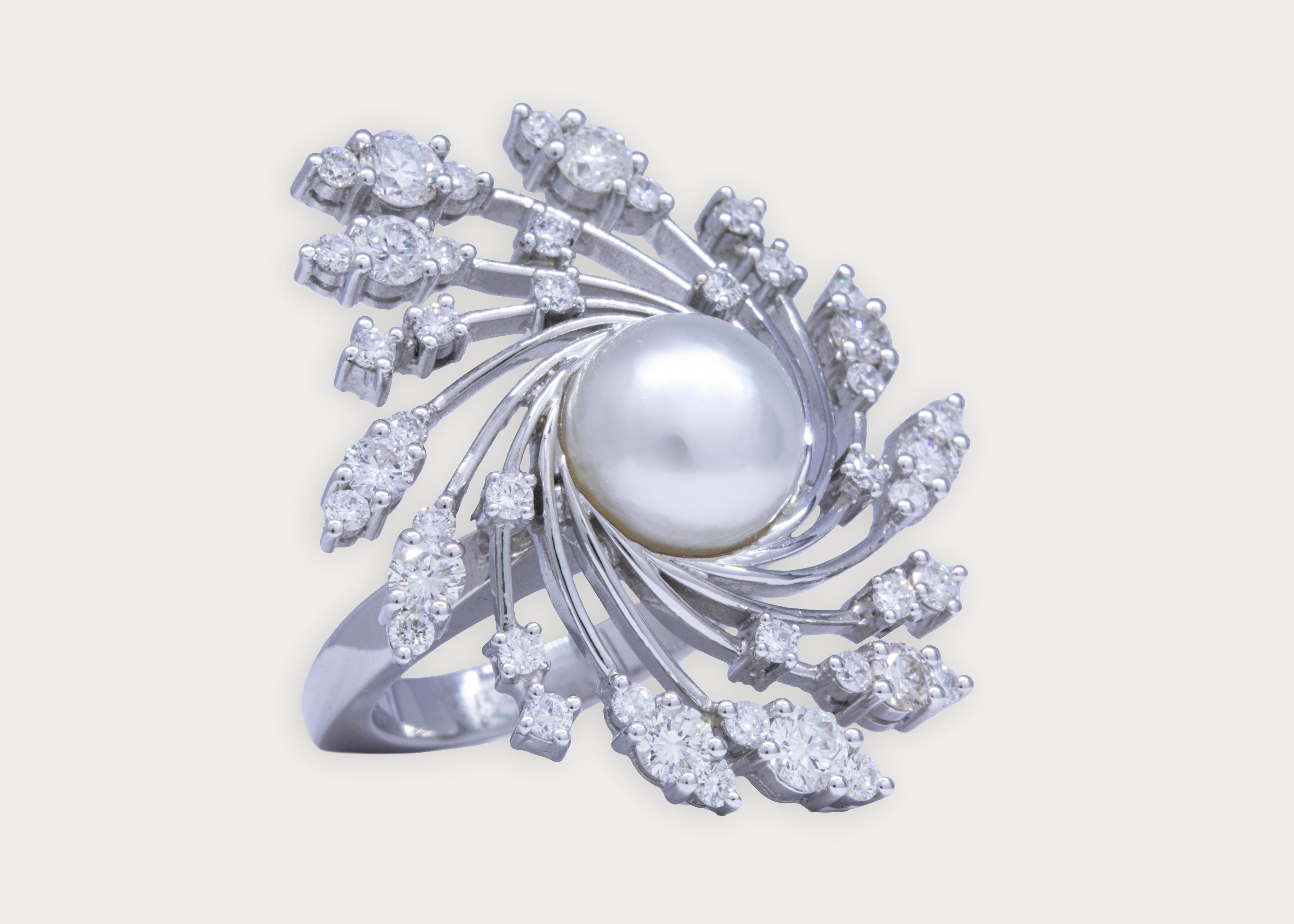 L'anello in oro bianco 18k è ispirato ai Dervisci Sufi.
Un bottone unico di perla naturale del Bahrein di quasi 10 mm è circondato da 3 diamanti rotondi Vs1 di diverse dimensioni.  

Oro Peso: 14g
Peso delle perle: 6.38 ct.
Peso dei diamanti: 2,04