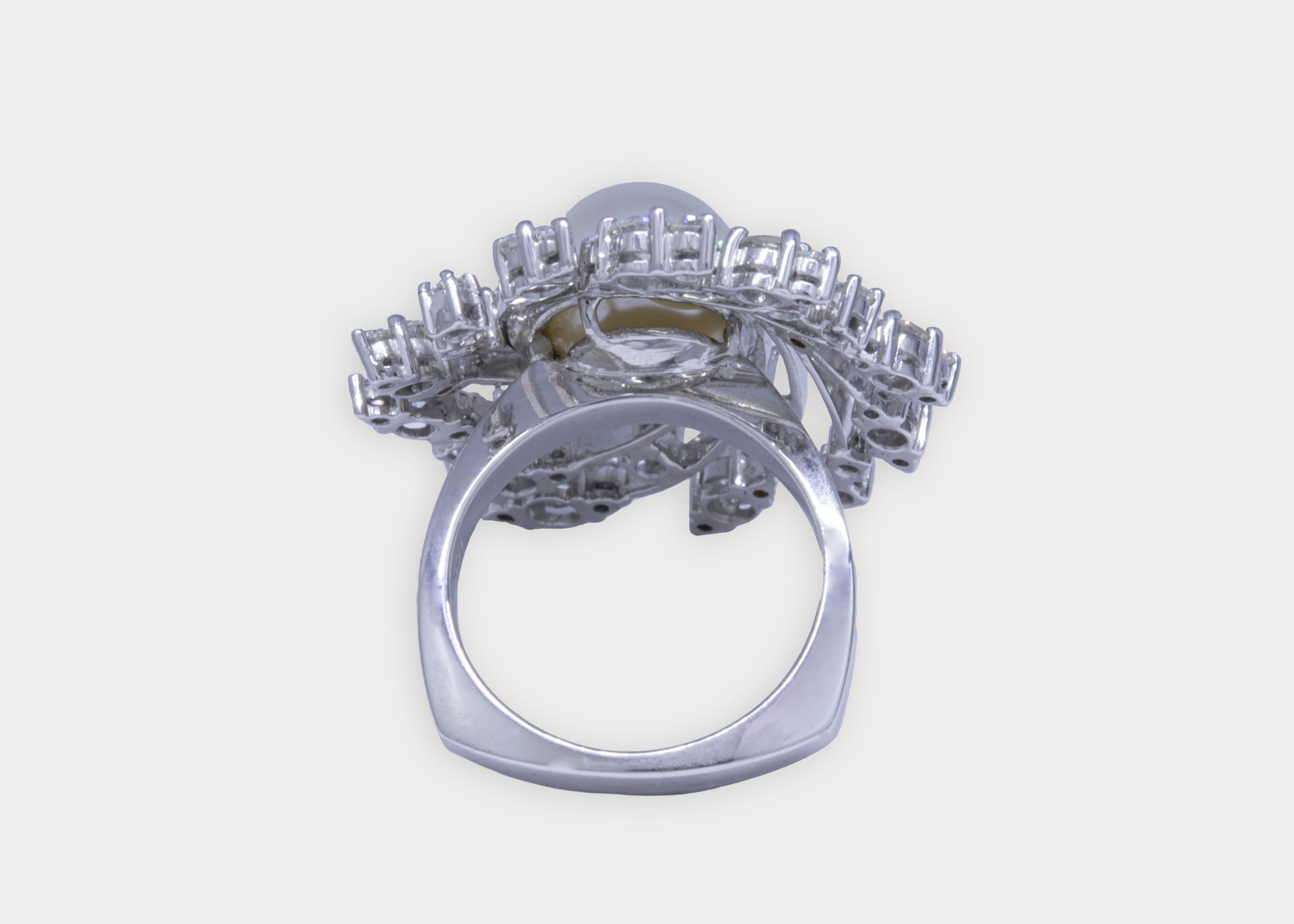 Taglio rotondo Certificato 6.38 Ct. Perla naturale, 2,04 Ct. Anello con turbine di diamanti in oro bianco 18k in vendita