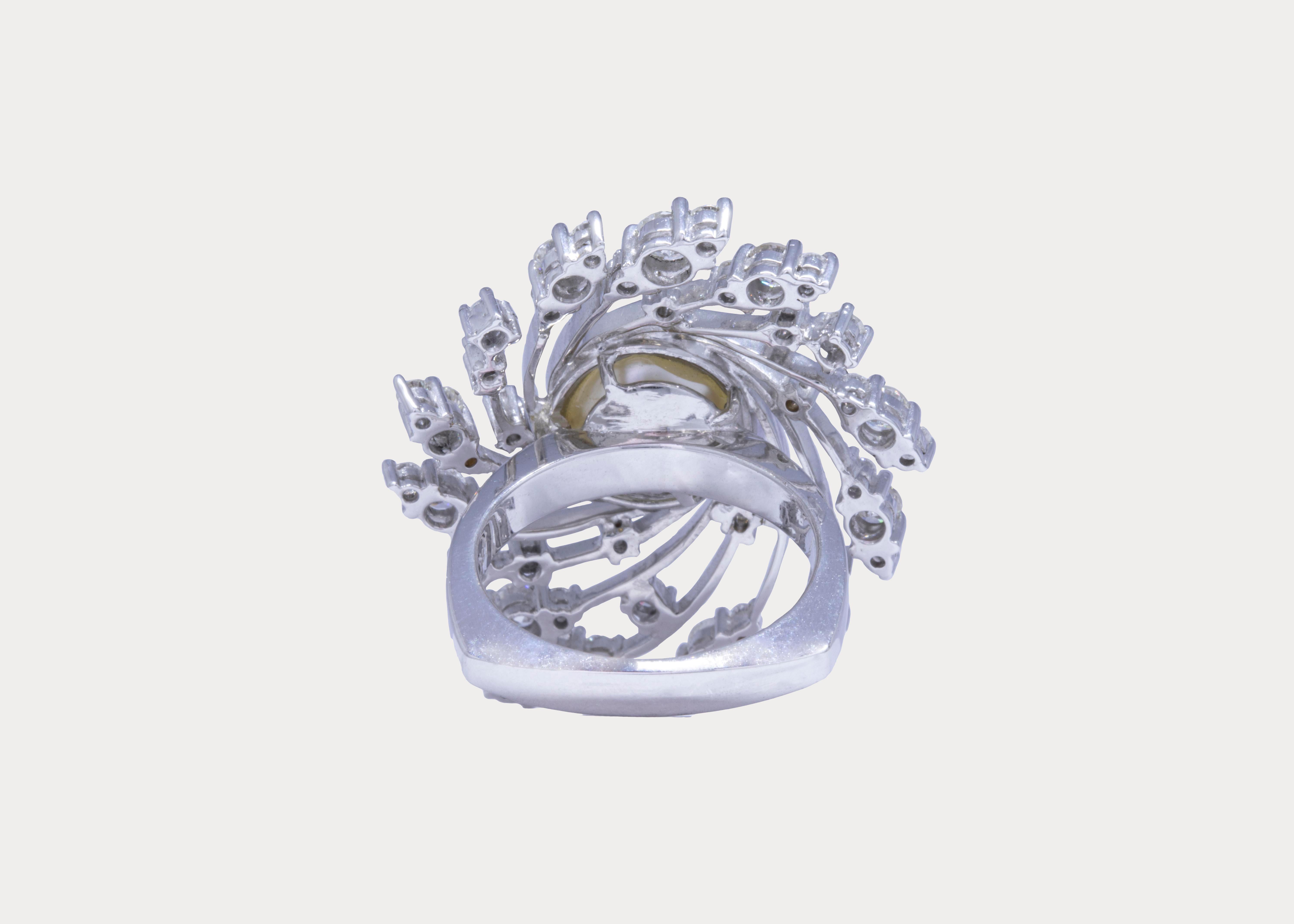 Donna Certificato 6.38 Ct. Perla naturale, 2,04 Ct. Anello con turbine di diamanti in oro bianco 18k in vendita