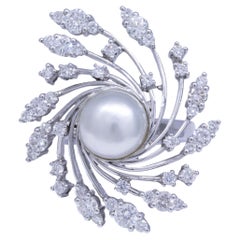 Certificato 6.38 Ct. Perla naturale, 2,04 Ct. Anello con turbine di diamanti in oro bianco 18k