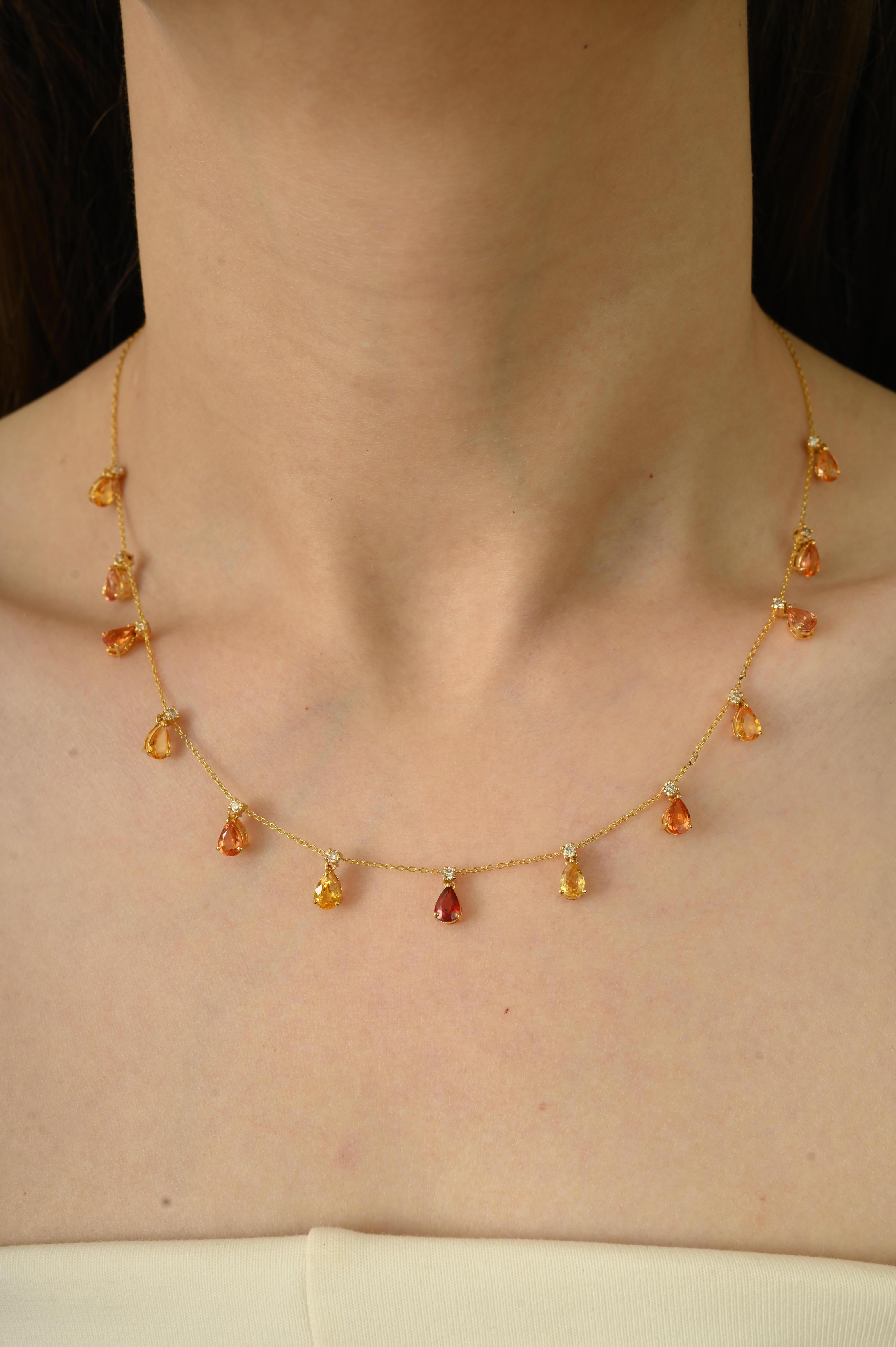 Ce collier est composé d'une délicate chaîne en or jaune 14k ornée de saphirs multiples de taille poire pesant au total 6,39 carats. Chaque pierre est sertie et rehaussée de petits diamants ronds de 0,49 carats pour plus d'éclat. Conçu avec un
