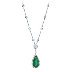 Collier pendentif en or blanc 18 carats certifié 6.40 carats Emeraude Diamant en forme de poire