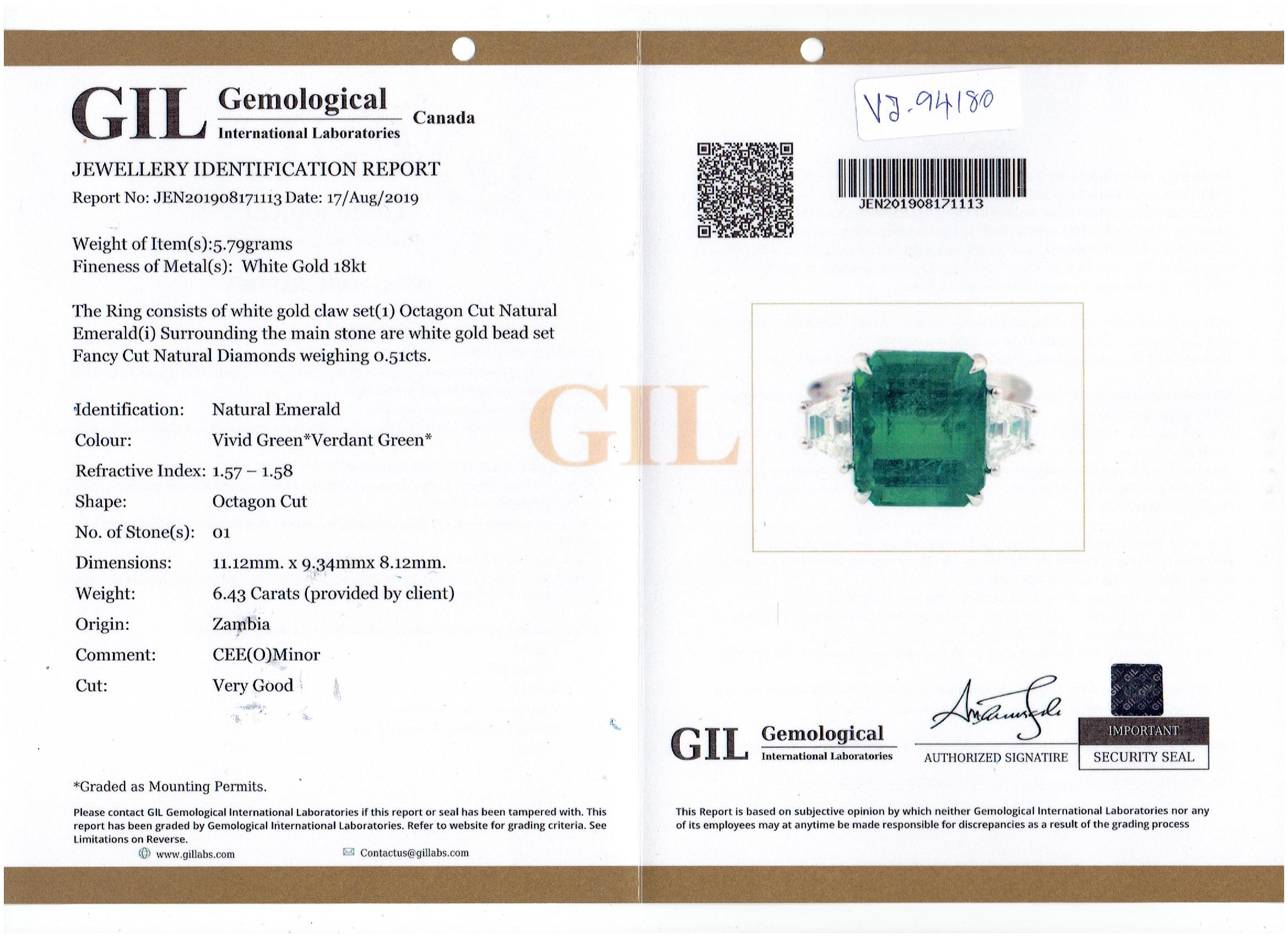 Anillo de compromiso certificado de tres piedras con esmeralda y diamantes de 6,43 quilates en Nuevo Estado en Bangkok, Thailand