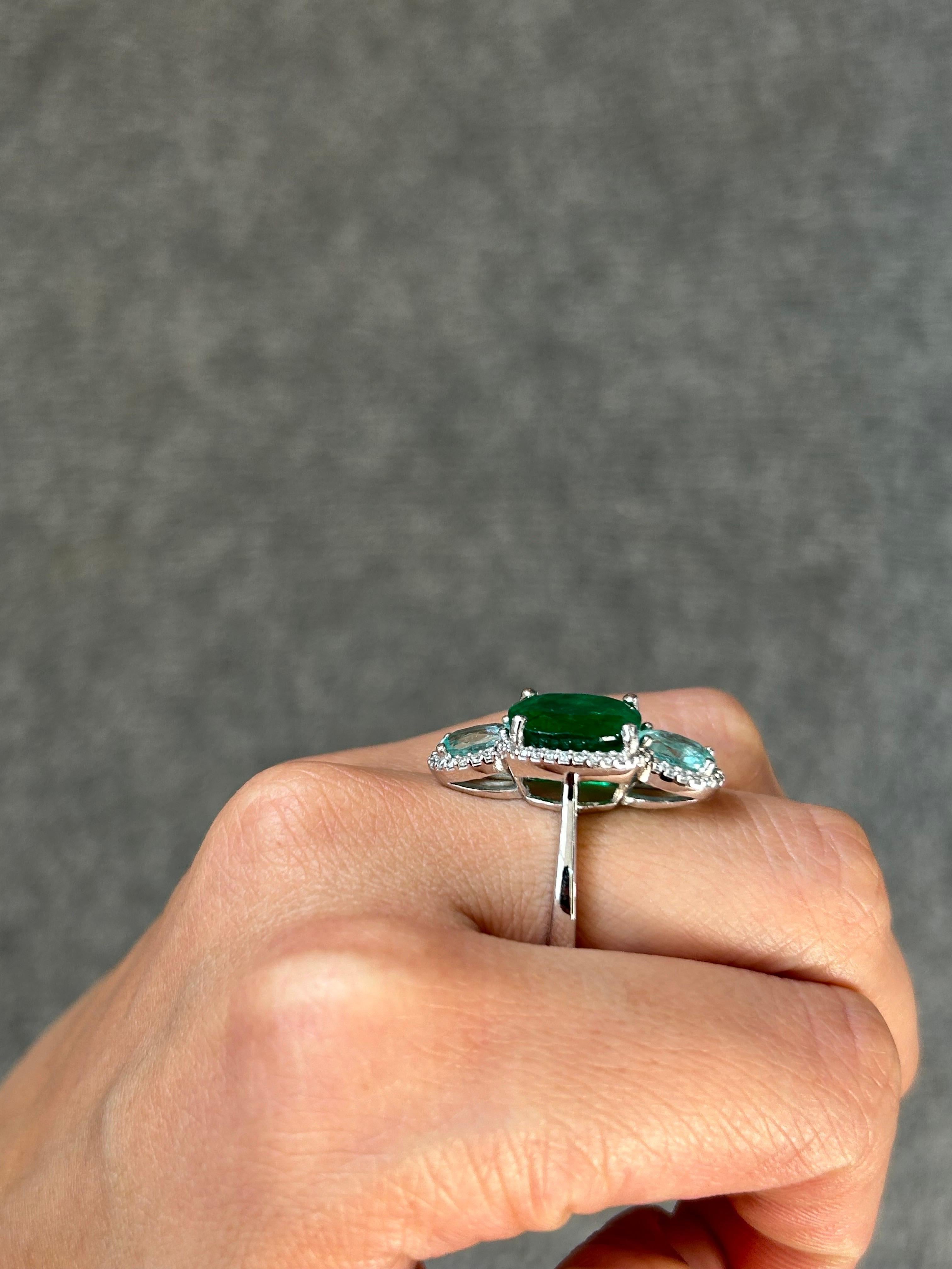 Certified 6.47 Carat Emerald, 1.96 Carat Paraiba and Diamond Three-Stone Ring In New Condition For Sale In Bangkok, Thailand