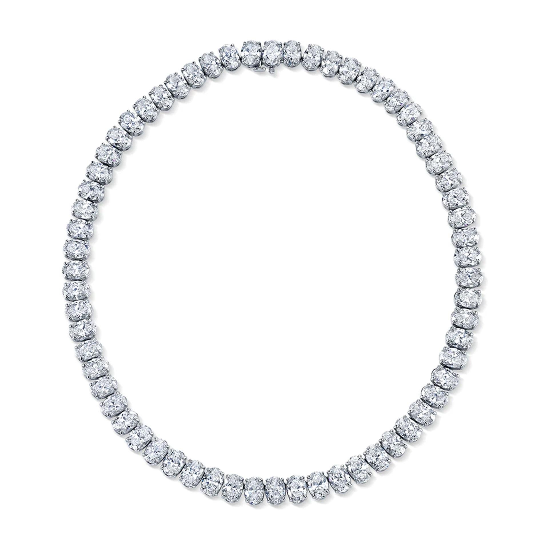 Eine exquisite Tennis-Halskette aus 65 Karat ovalen Diamanten, gefasst in massivem 18 Karat Weißgold
f Farbe
vs1/vs2 Klarheit