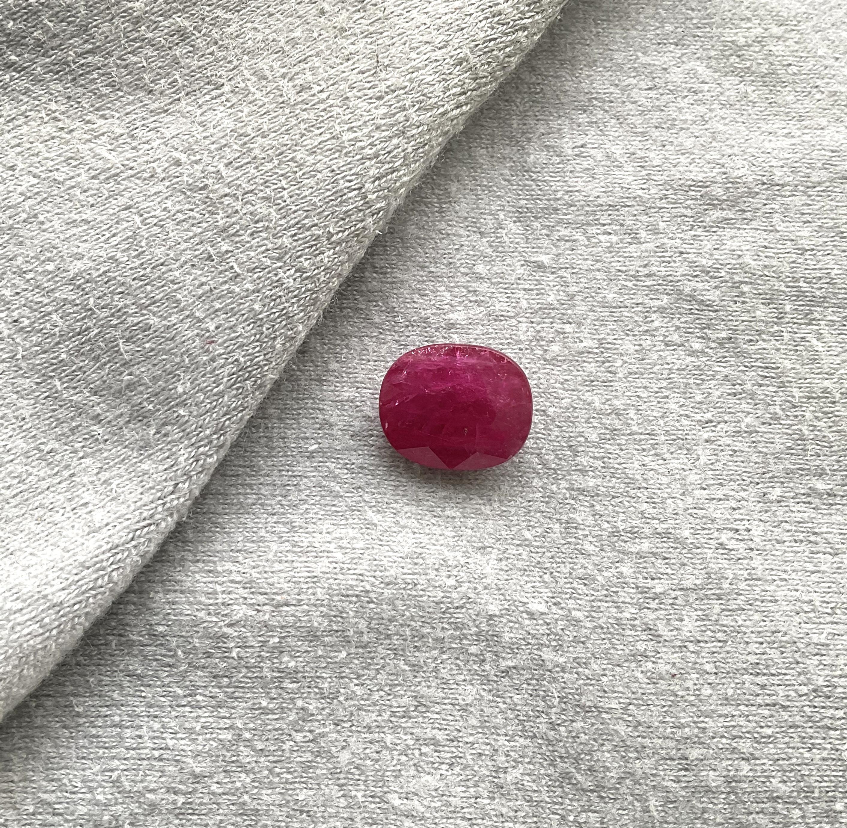 En tant que partenaire de Gemfields, nous avons obtenu ces rubis lors de ventes aux enchères et les avons taillés dans notre propre usine de manière responsable.

Poids : 6,51 carats
Taille : 12x10x5.5 MM
Pièces : 1
Forme : Pierre ovale facettée