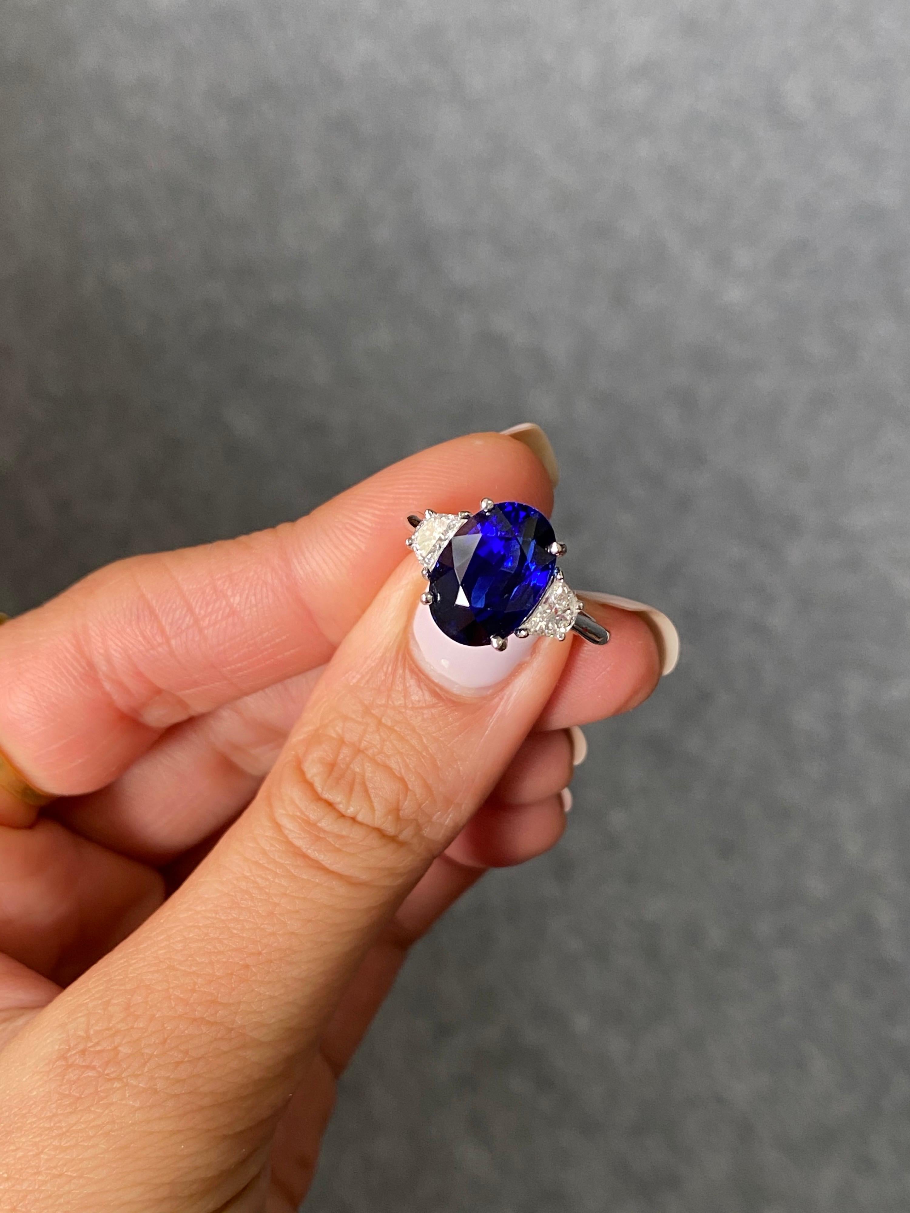 Taille ovale Bague de fiançailles à trois pierres en saphir bleu certifié de 6,53 carats et diamants en vente