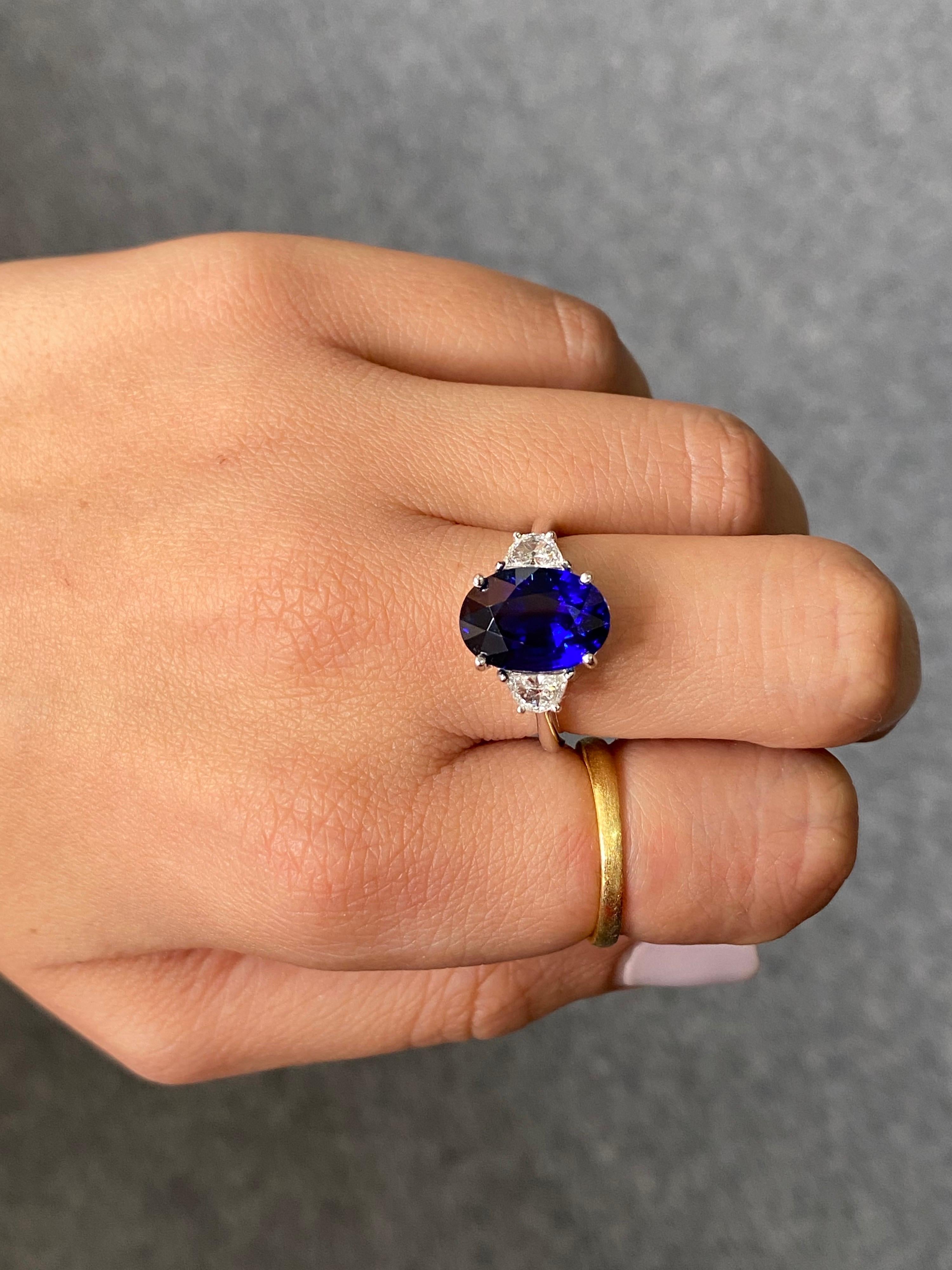 Bague de fiançailles à trois pierres en saphir bleu certifié de 6,53 carats et diamants Neuf - En vente à Bangkok, Thailand