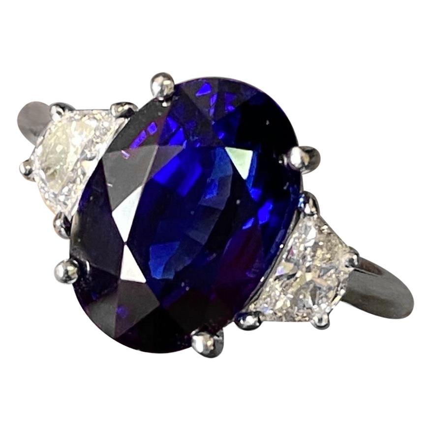 Bague de fiançailles à trois pierres en saphir bleu certifié de 6,53 carats et diamants en vente