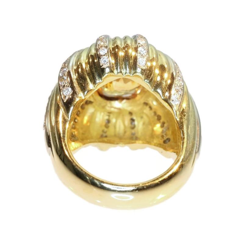 Certified 6.56 carat Yellow Sapphire and Diamond Gold French Cocktail Ring, 1960 In Excellent Condition For Sale In Antwerp, BE