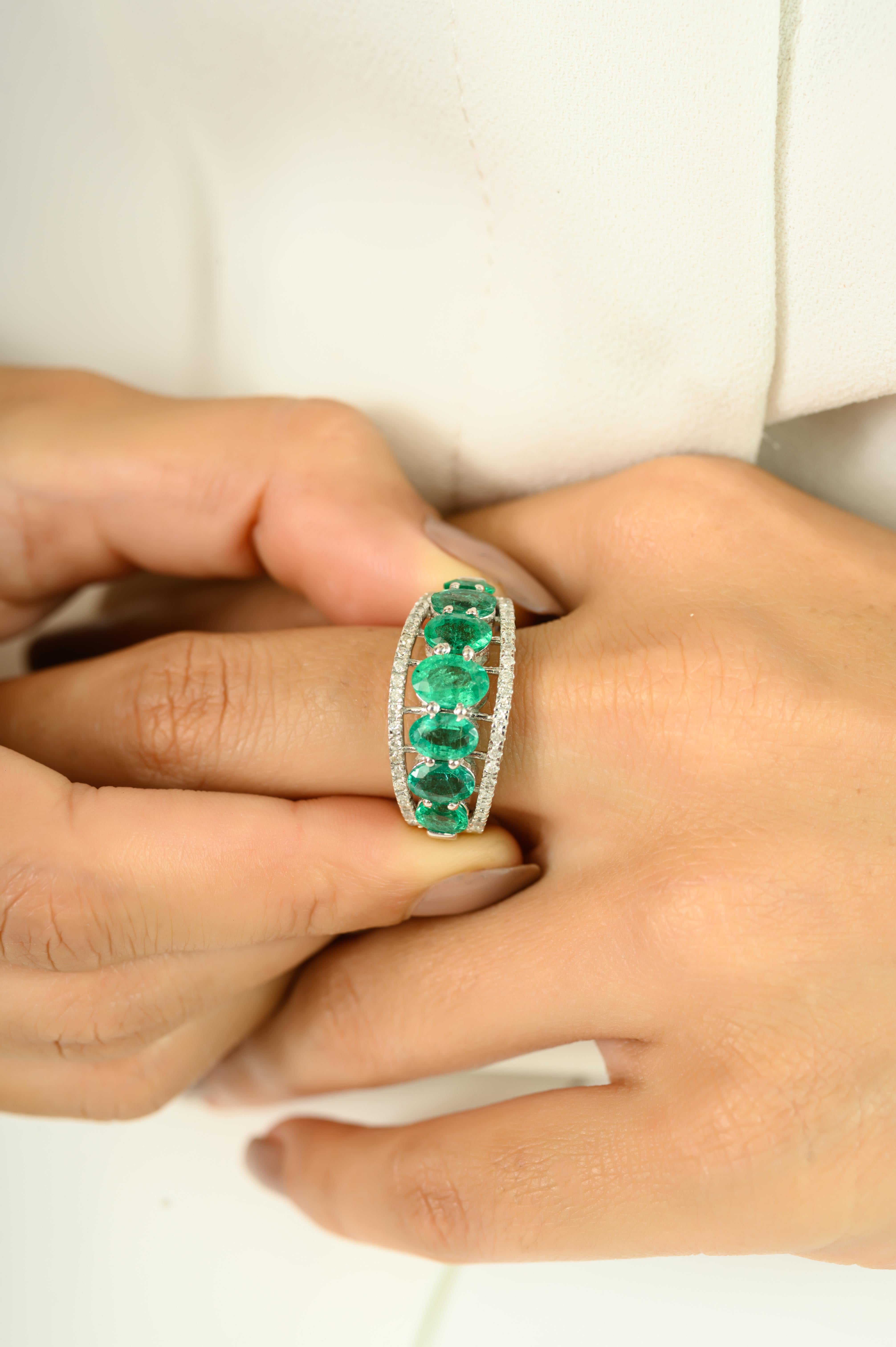 En venta: Alianza de Esmeralda y Diamante Certificada de 6,73 CTW en Oro Blanco Macizo de 18 Kilates  5