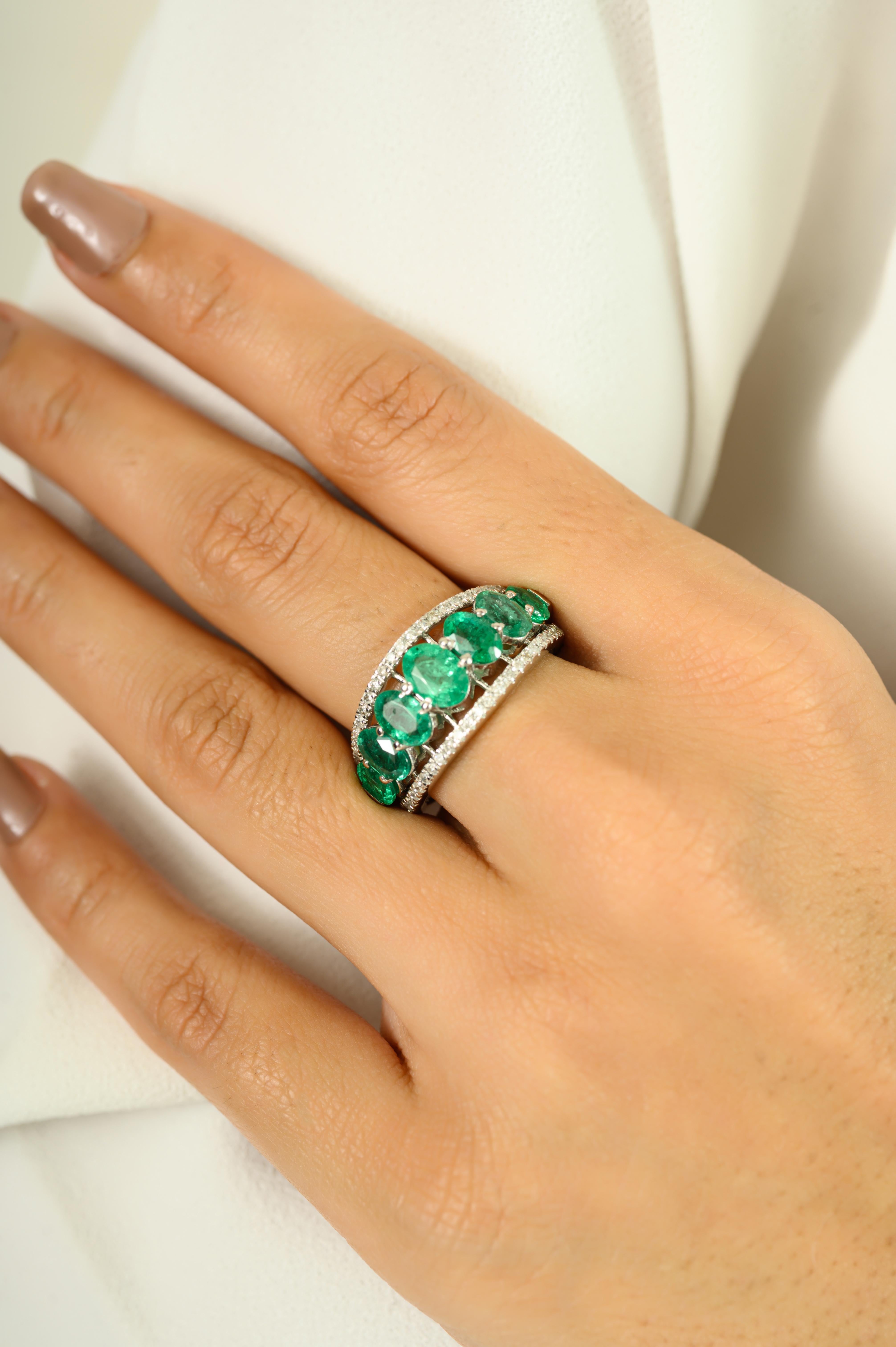 En venta: Alianza de Esmeralda y Diamante Certificada de 6,73 CTW en Oro Blanco Macizo de 18 Kilates  7