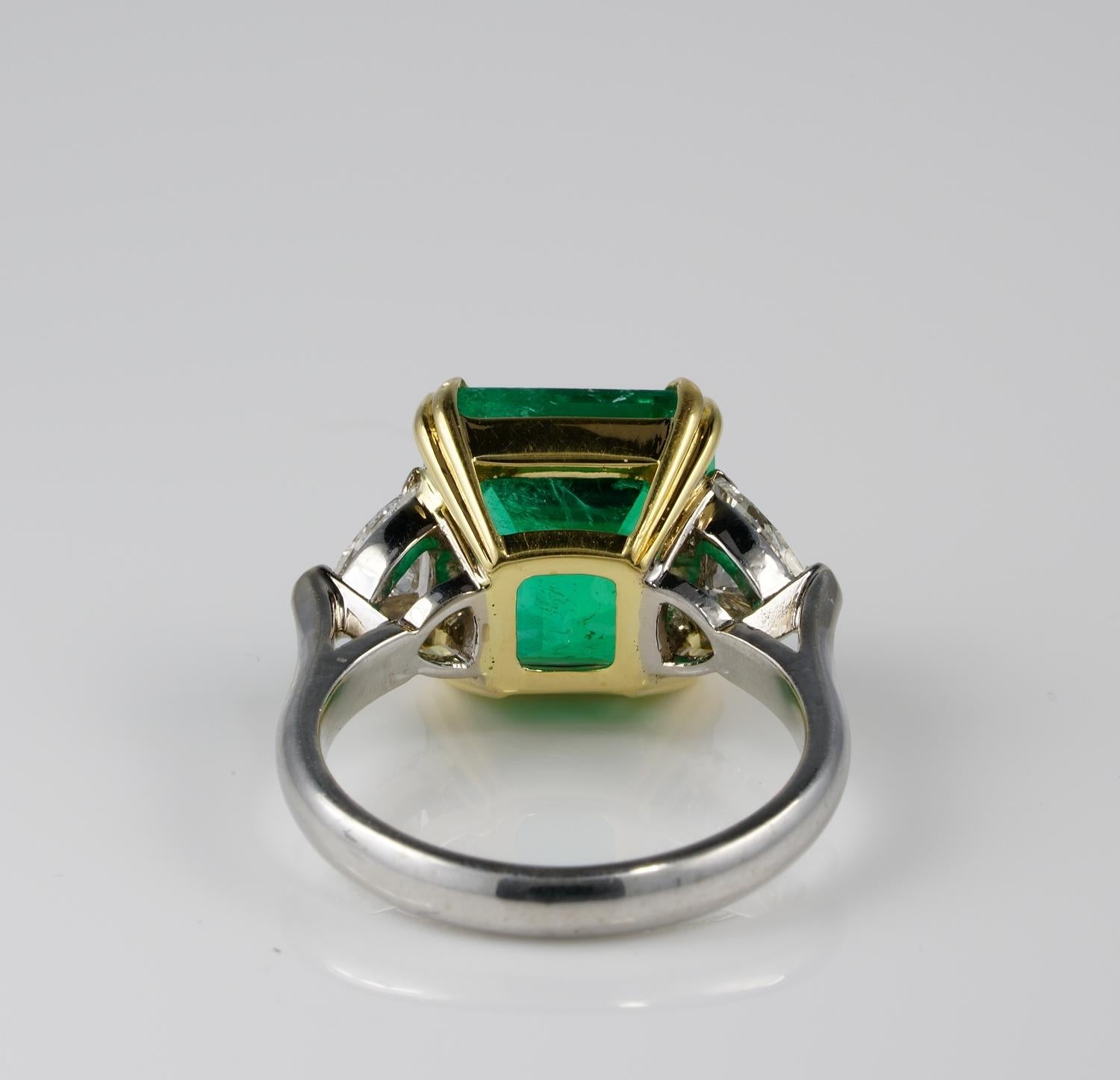 Certified 6.81 Ct Colombian Emerald 1.60 Ct Diamond Trilogy ring In Good Condition For Sale In Napoli, IT
