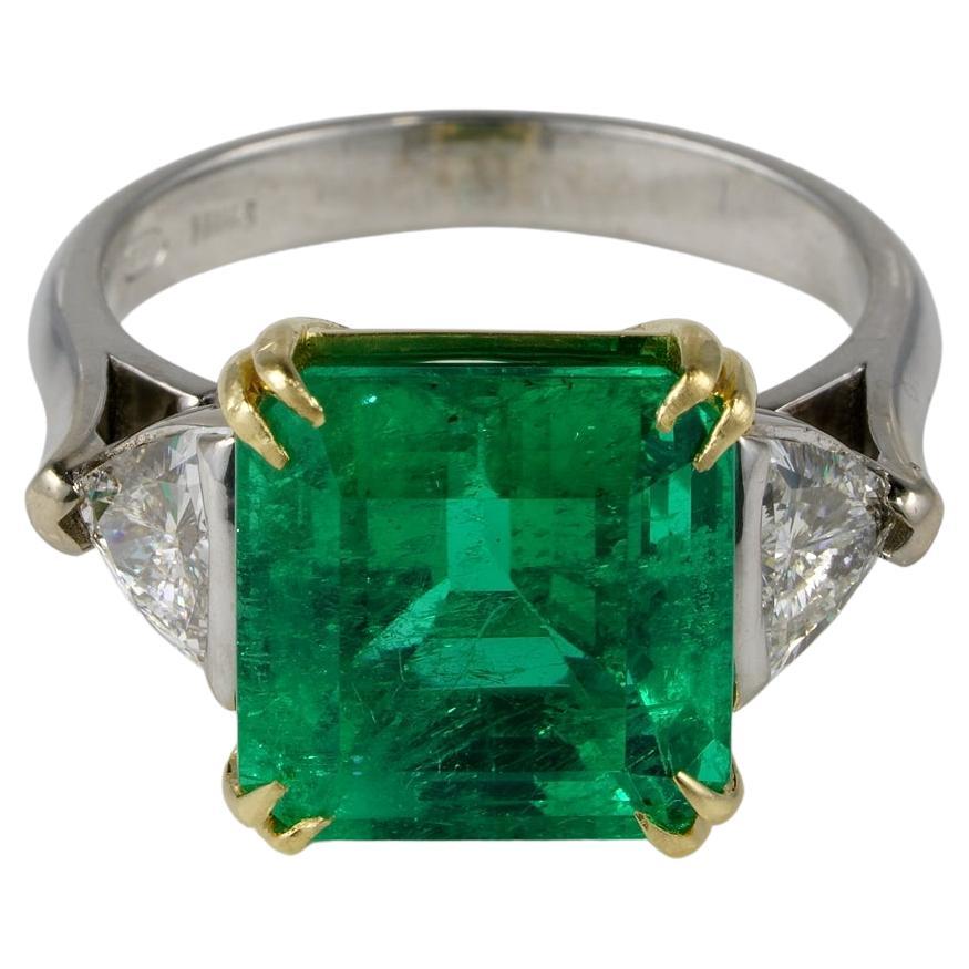 Certified 6.81 Ct Colombian Emerald 1.60 Ct Diamond Trilogy ring For Sale