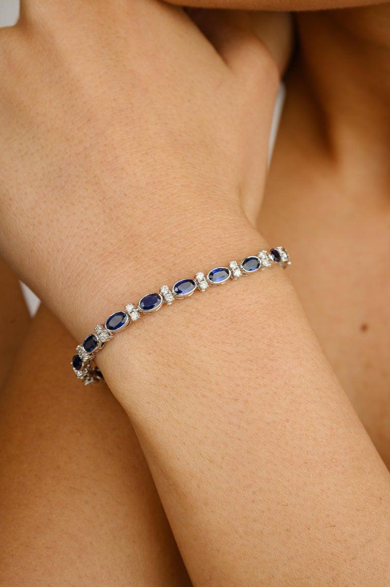 Concediti un lusso senza tempo con questo squisito bracciale, meticolosamente realizzato in oro bianco 18 carati. Ogni gemma è incastonata tra accenti di diamanti a taglio brillante che aggiungono il giusto tocco di scintillio e raffinatezza. Il