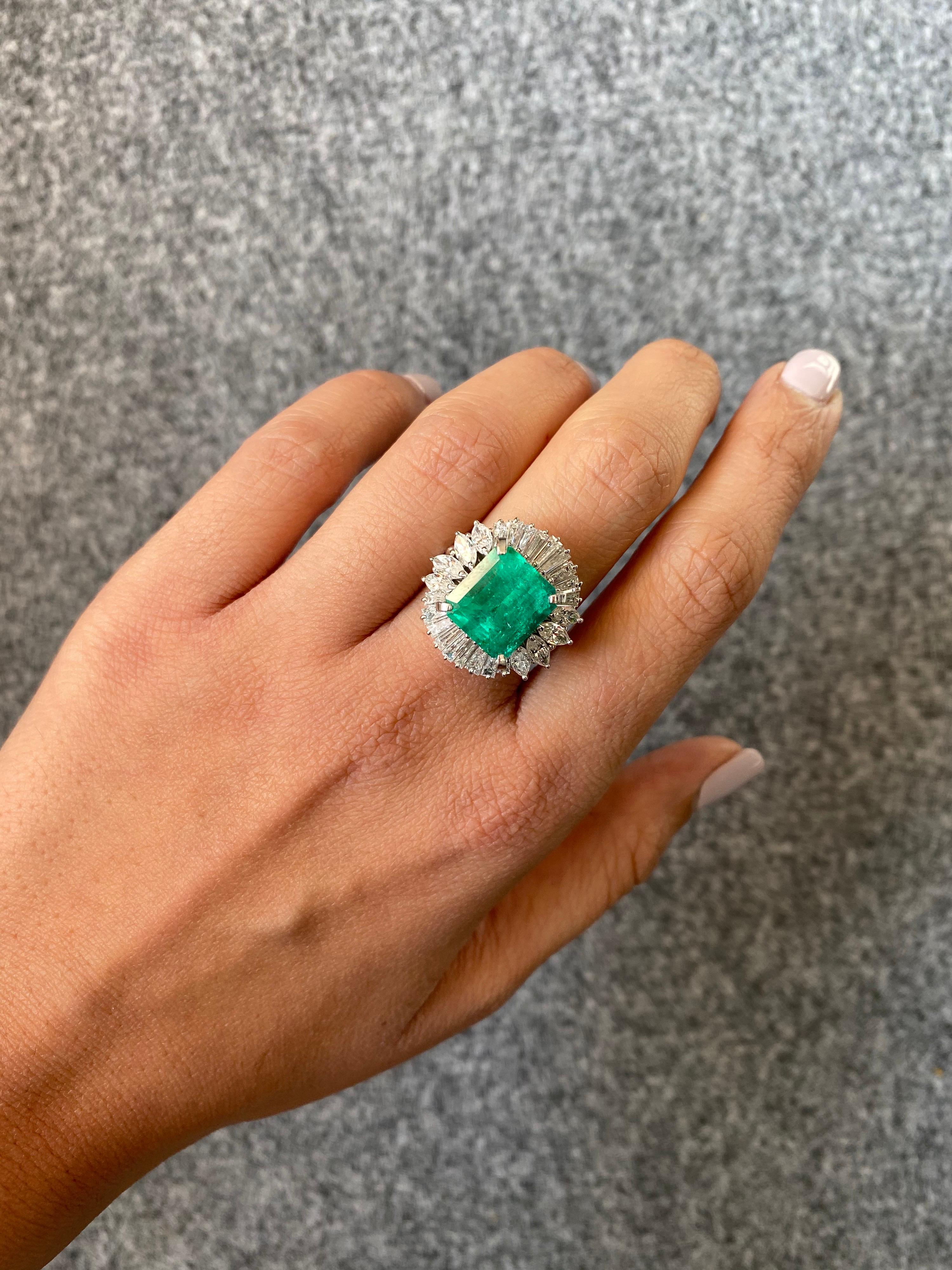 Art Deco Certified 6.85 Carat Colombian Emerald, Diamond and Platinum Ring