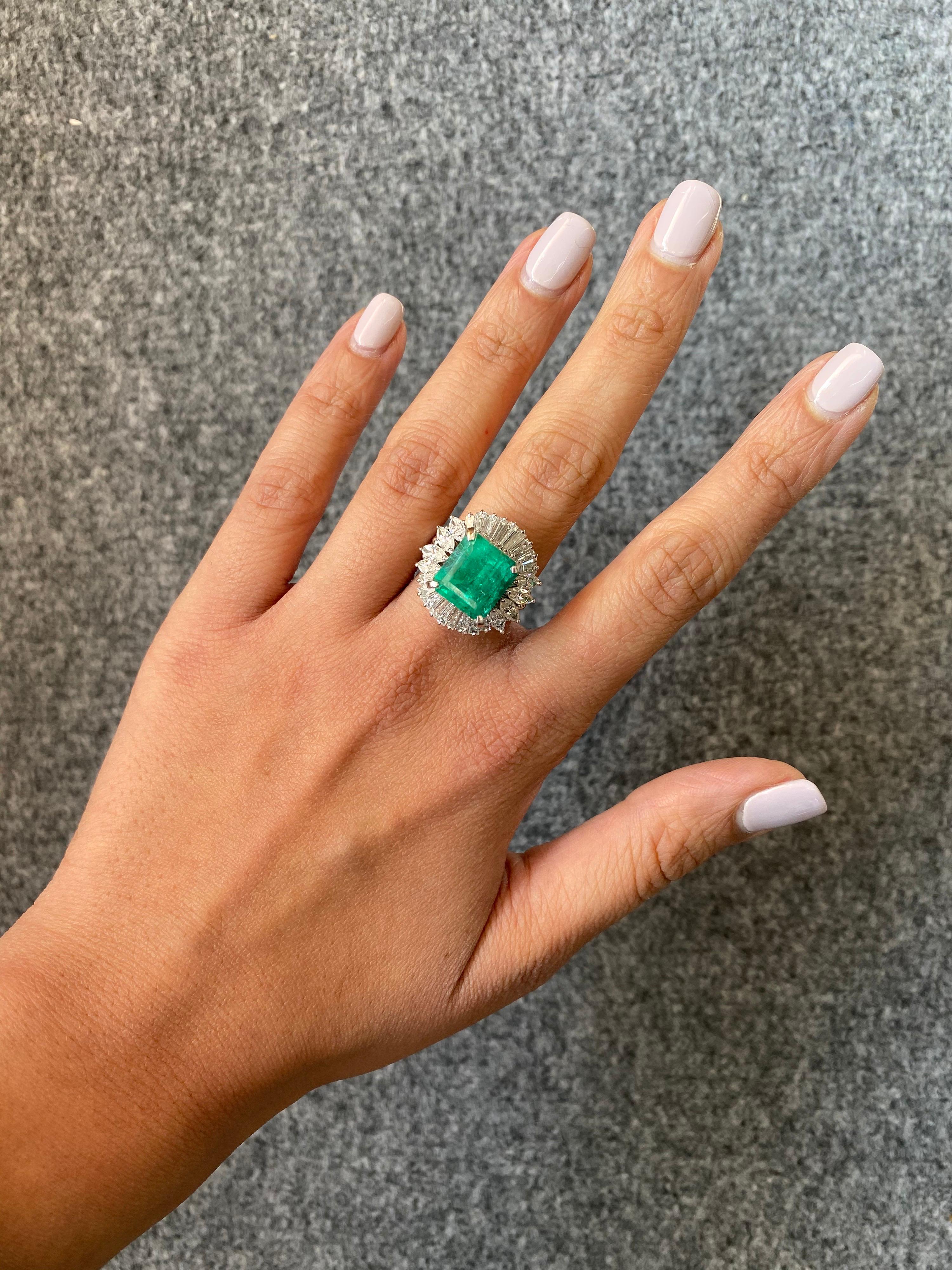 Certified 6.85 Carat Colombian Emerald, Diamond and Platinum Ring In New Condition In Bangkok, Thailand