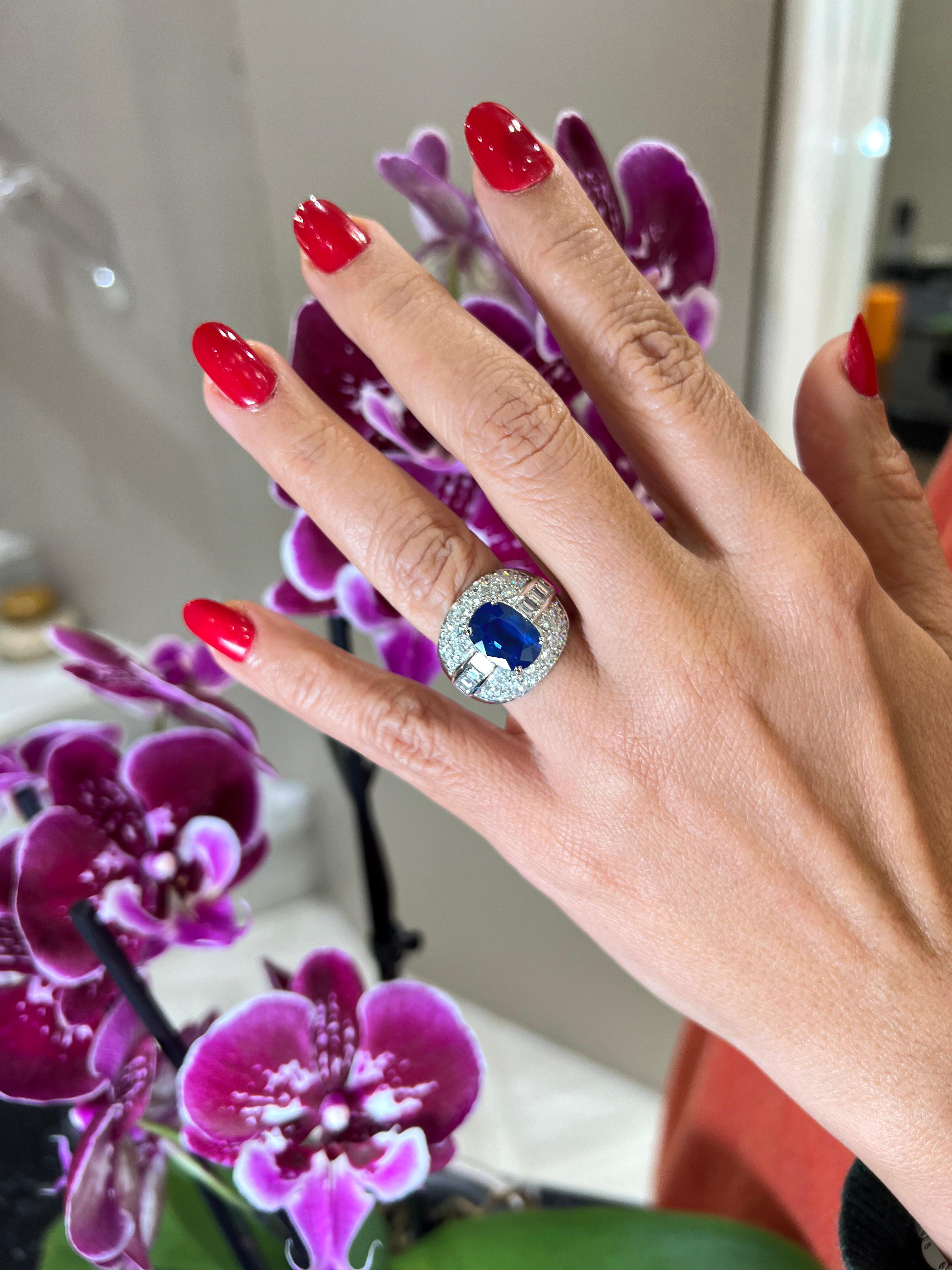 Zertifizierter 6,85 Karat Royal-Blue Sapphire and Diamond Dome Ring (Ovalschliff) im Angebot