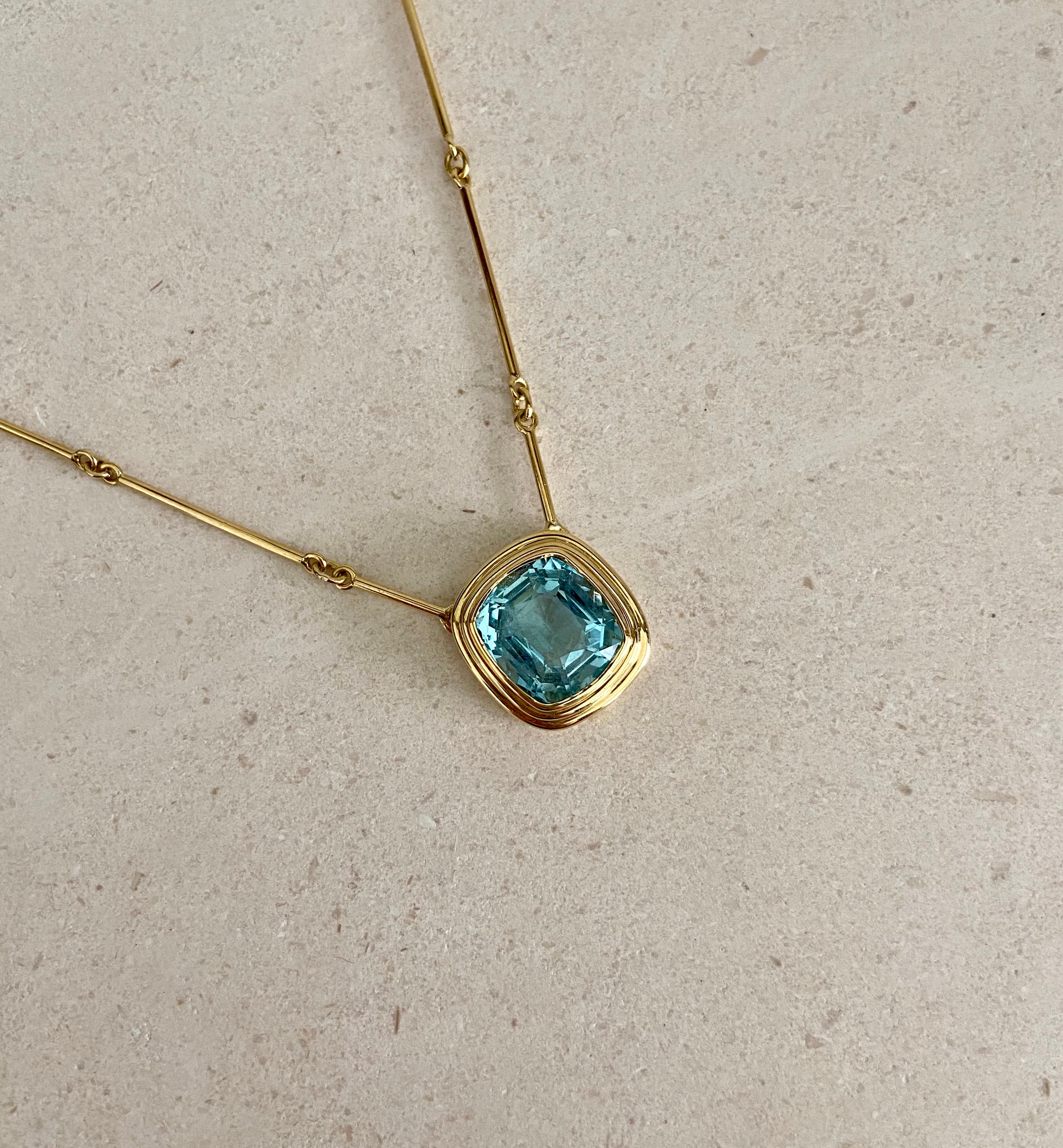 Certified 6.97 Carat Aquamarine Statement Necklace with 18 inch Gold Bar Chain In New Condition For Sale In London, GB