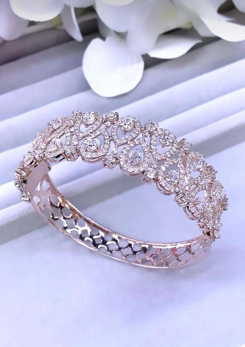 Women's Certified 7.00 Carats Diamonds  18K Gold Contemporary Bracelet  For Sale